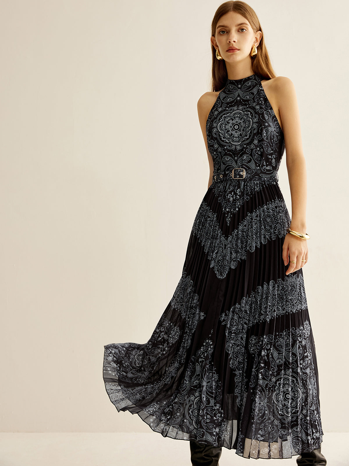 Ärmelloses, plissiertes Kleid im Bohème-Stil mit Gürtel 