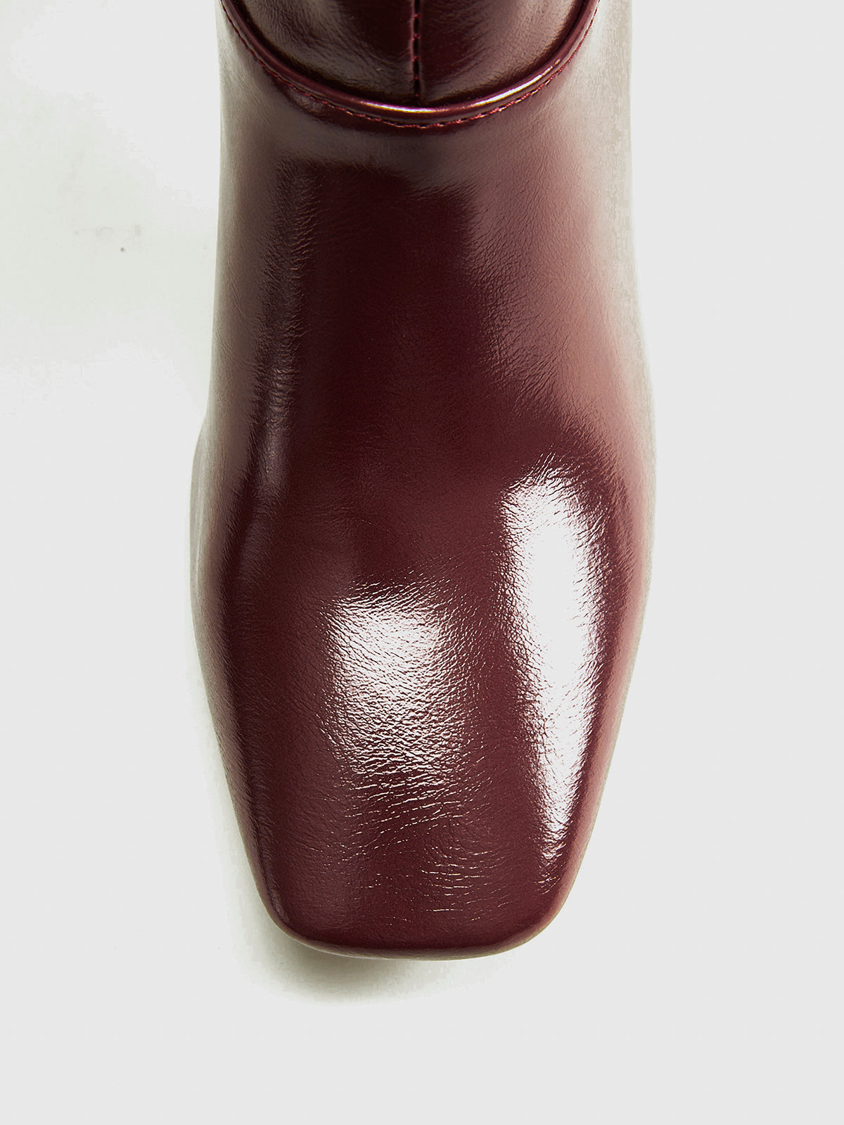 Kniehohe Stiefel mit eckiger Spitze und hohem Absatz 