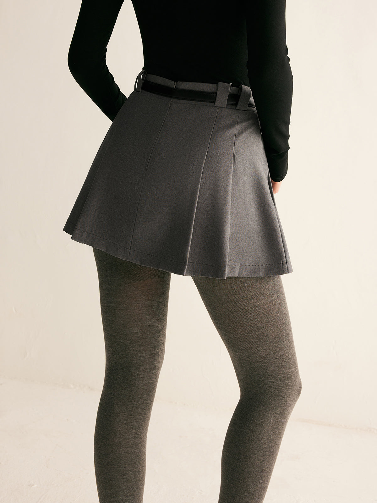 Faltenanzug-Minirock ohne Gürtel 