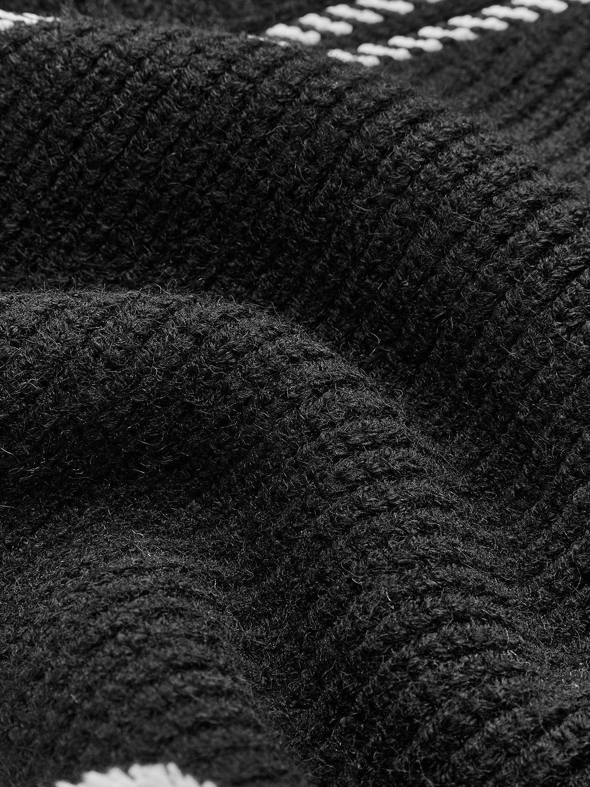 Kuscheliger Cardigan mit kontrastfarbenen Paspeln 