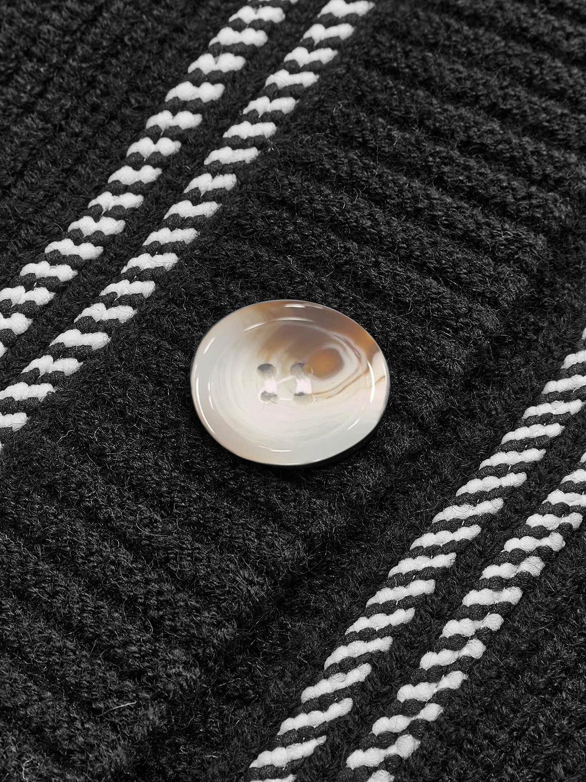 Kuscheliger Cardigan mit kontrastfarbenen Paspeln 