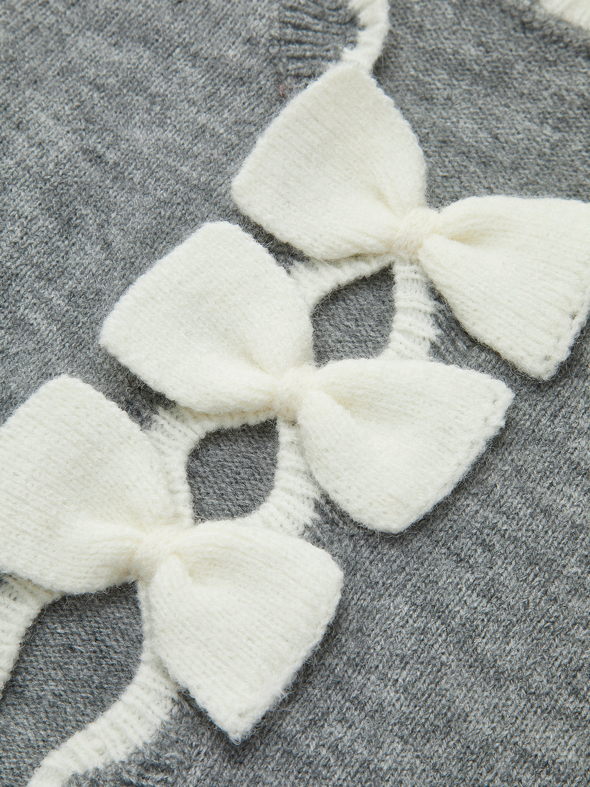 Pull à nœud et bordure ondulée contrastée 