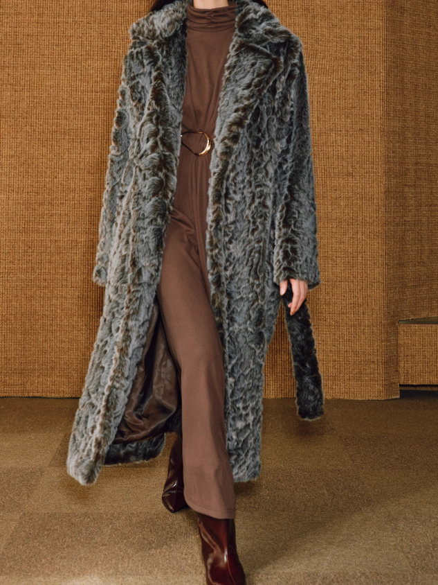 Langes Kleid mit Rollkragen, Knoten und Falten 