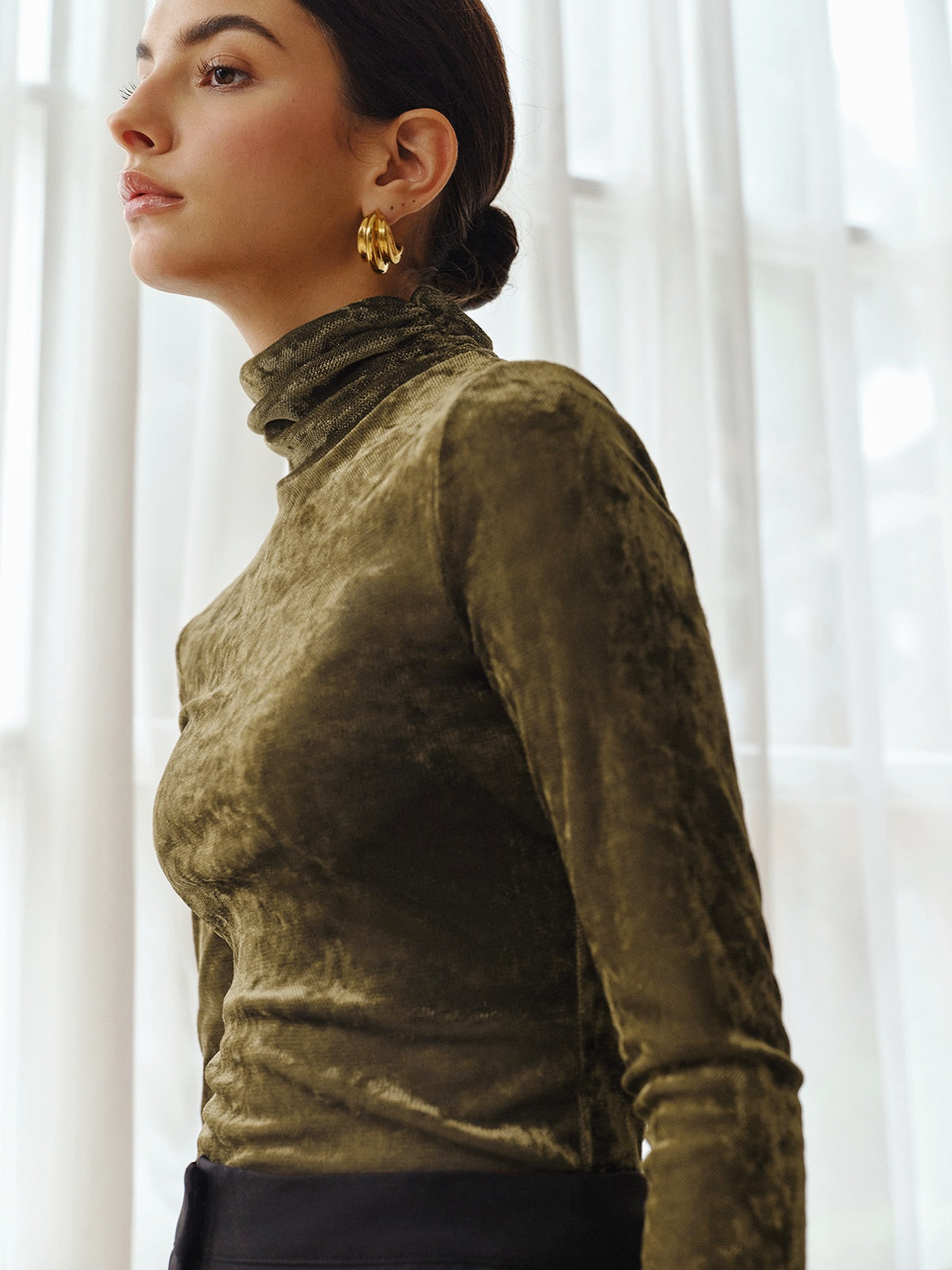 Halbtransparentes Samttop mit Rollkragen 