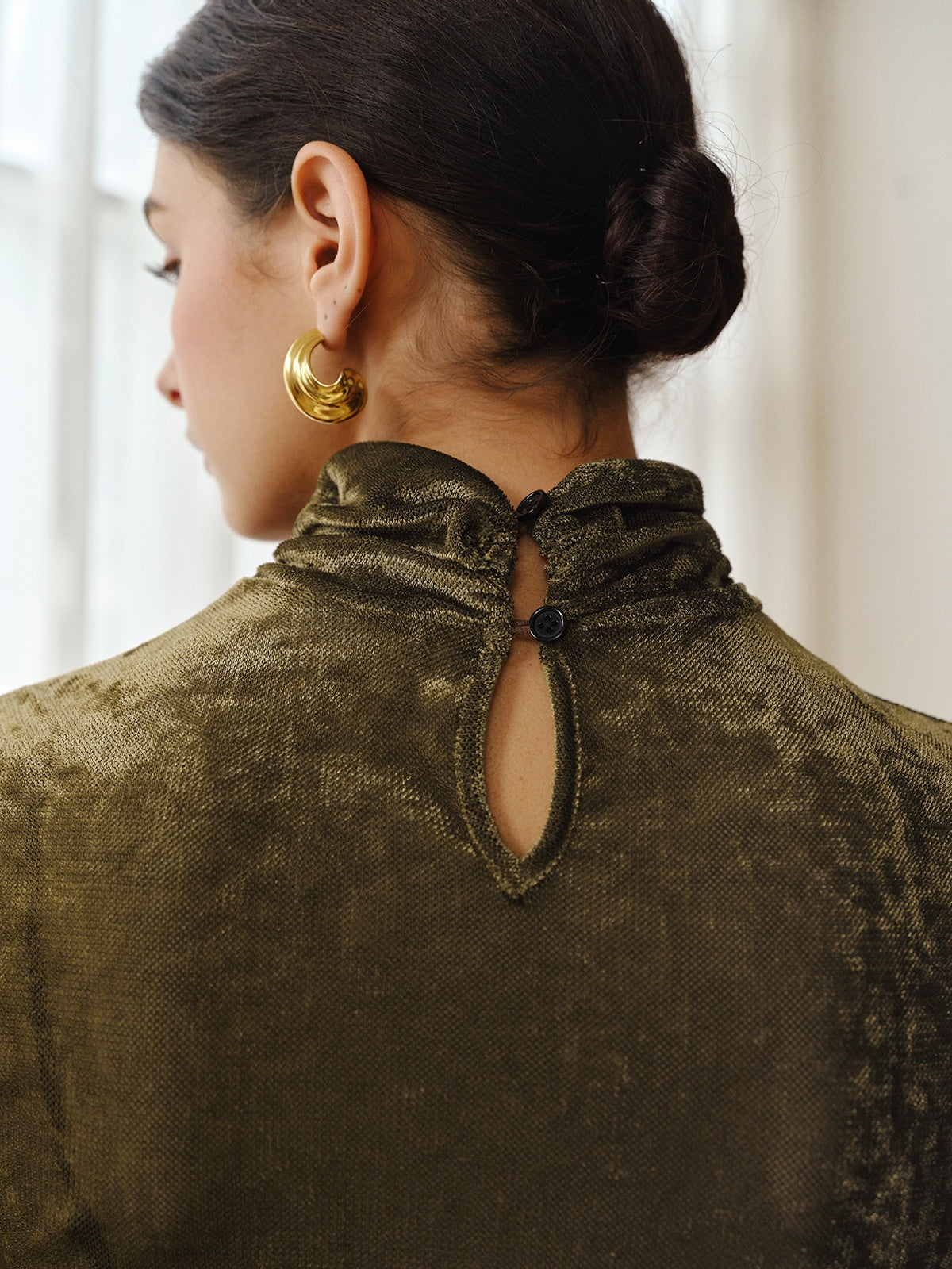 Halbtransparentes Samttop mit Rollkragen 