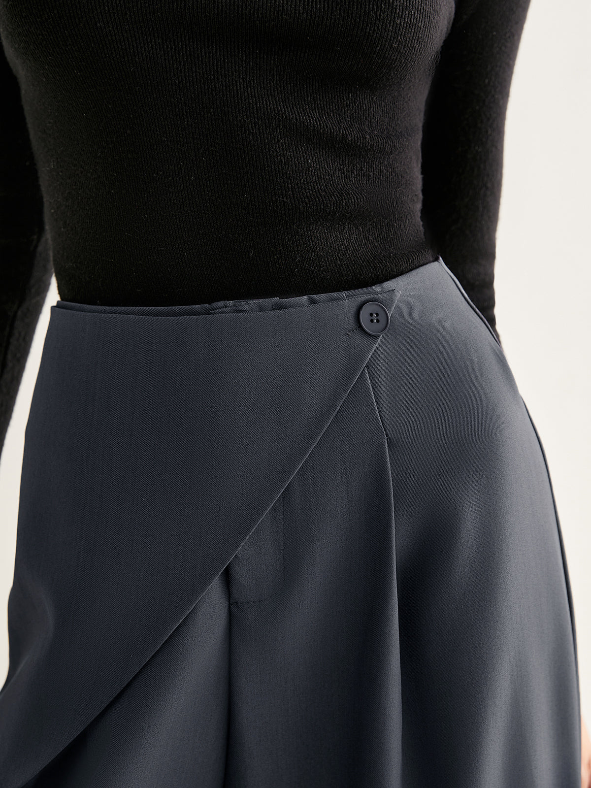 Asymmetrische Hose mit weitem Bein 