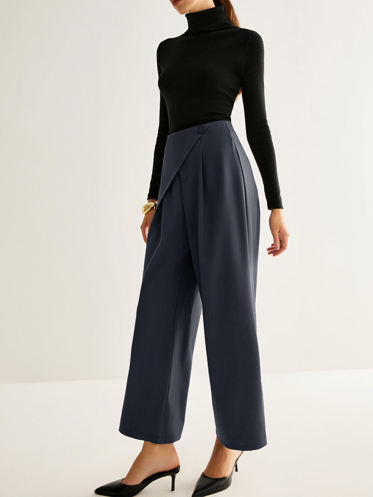 Asymmetrische Hose mit weitem Bein 