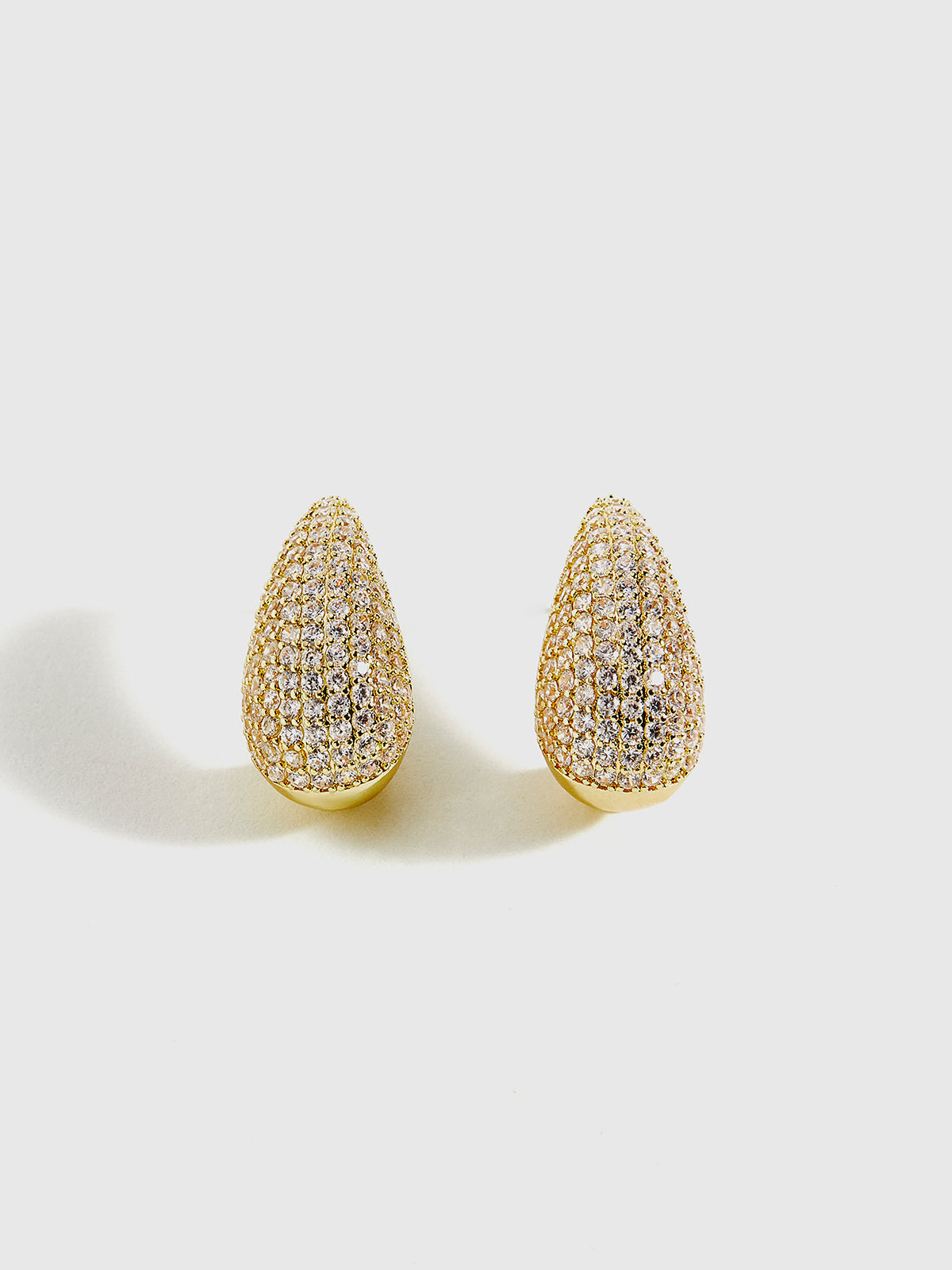 Boucles d'oreilles à clous serties de zircon et serties de cuivre 