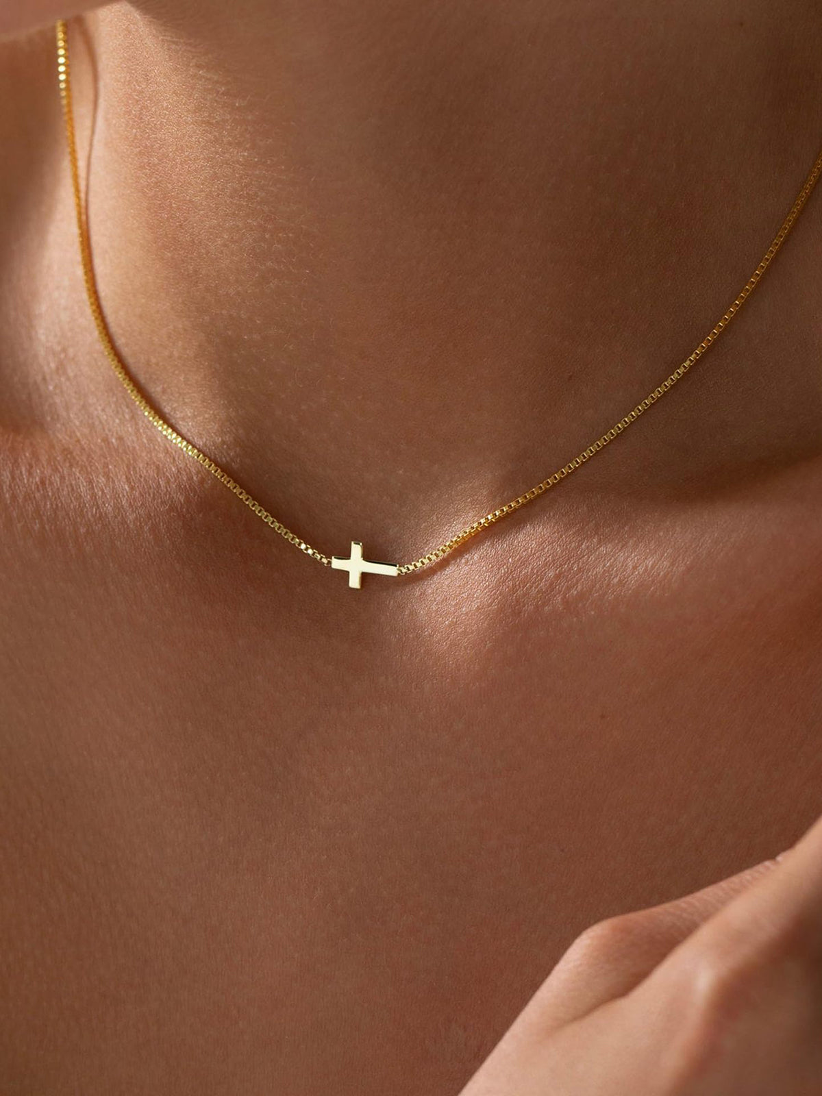 Collier pendentif mini croix 