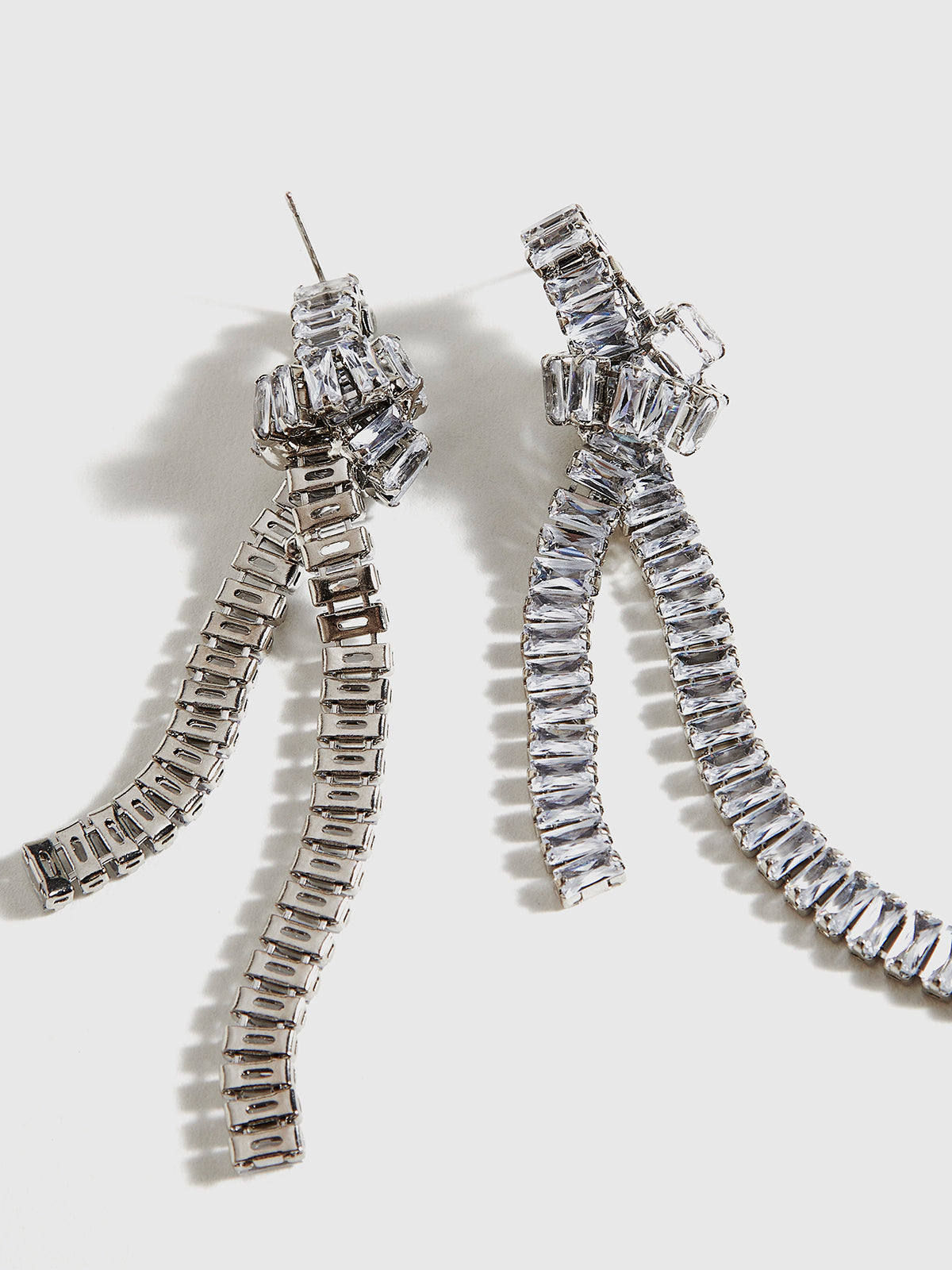 Boucles d'oreilles à pompon noué et strass 