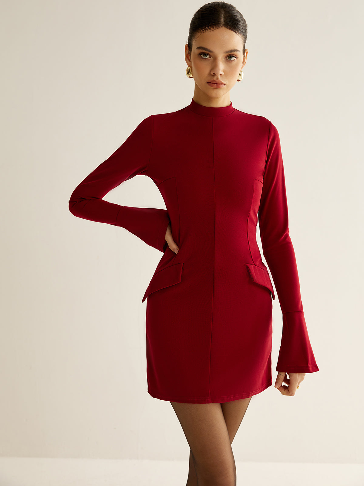 Kurzes Kleid mit schlichter Paspelierung 