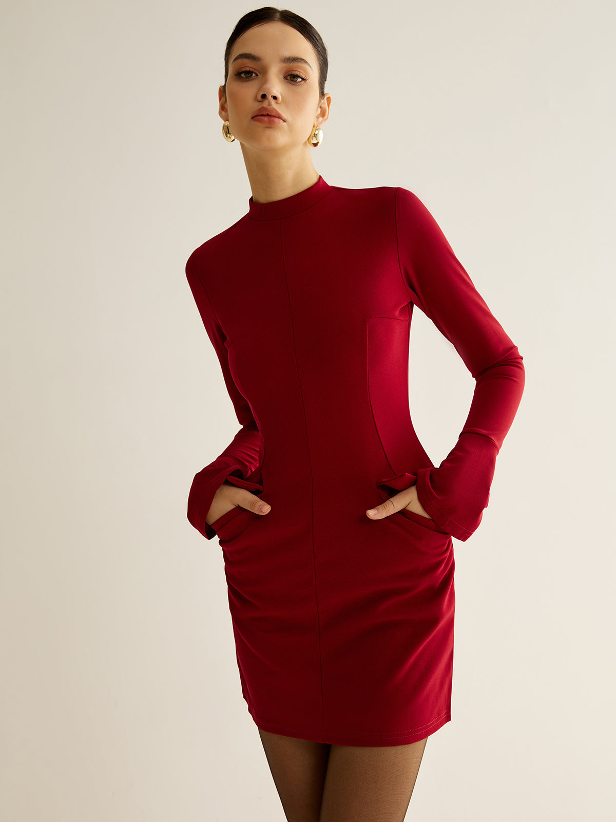 Kurzes Kleid mit schlichter Paspelierung 