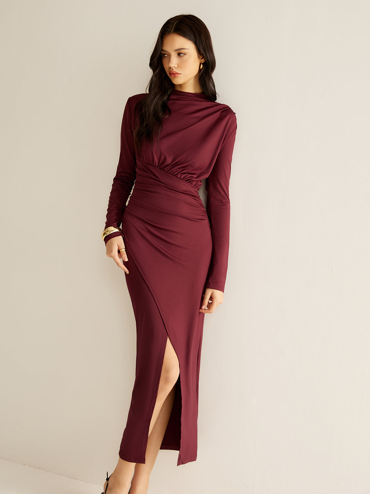 Elegantes plissiertes Kleid mit Schlitz 