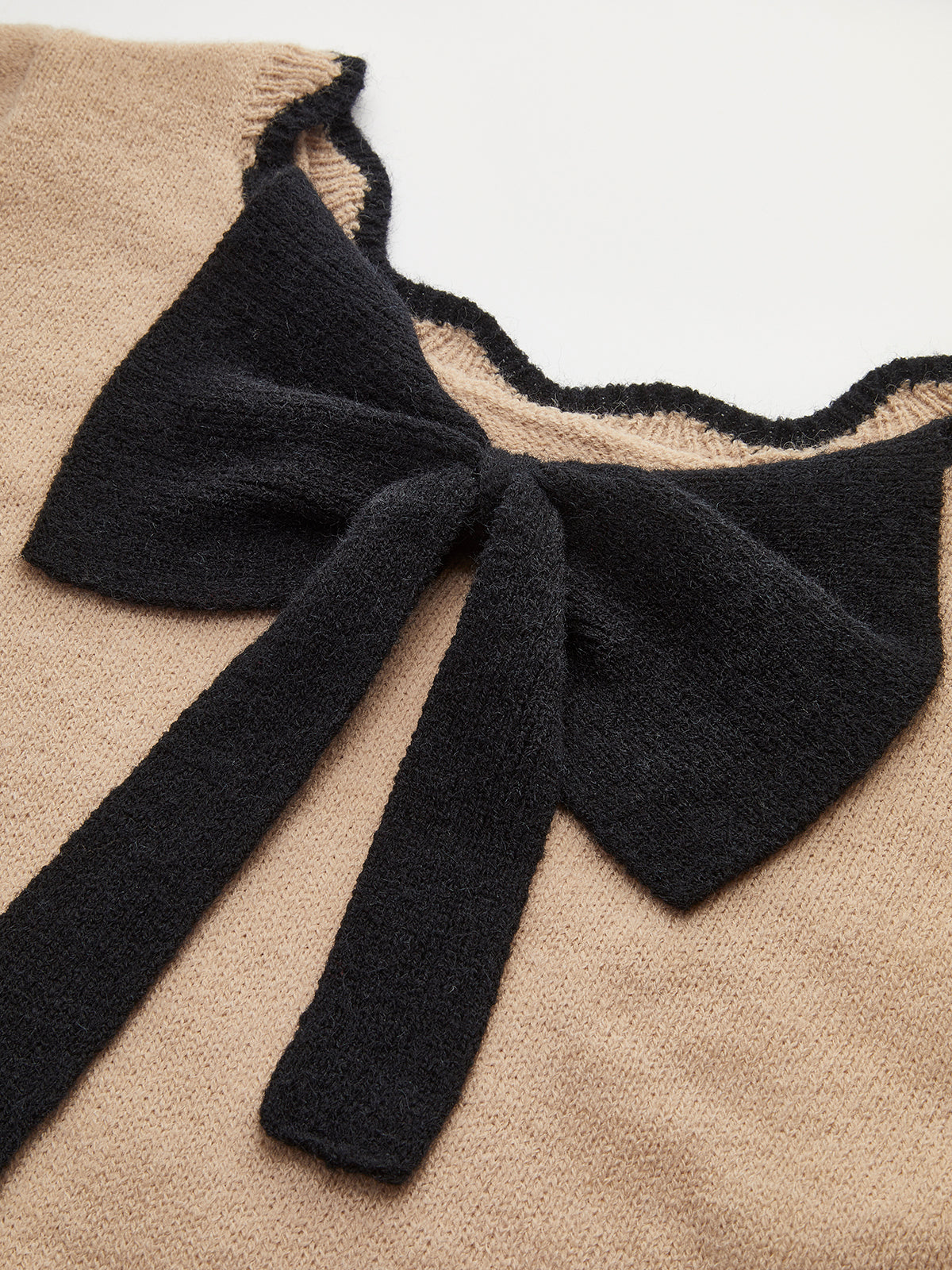 Contrast Wave Trim Bow Sweater