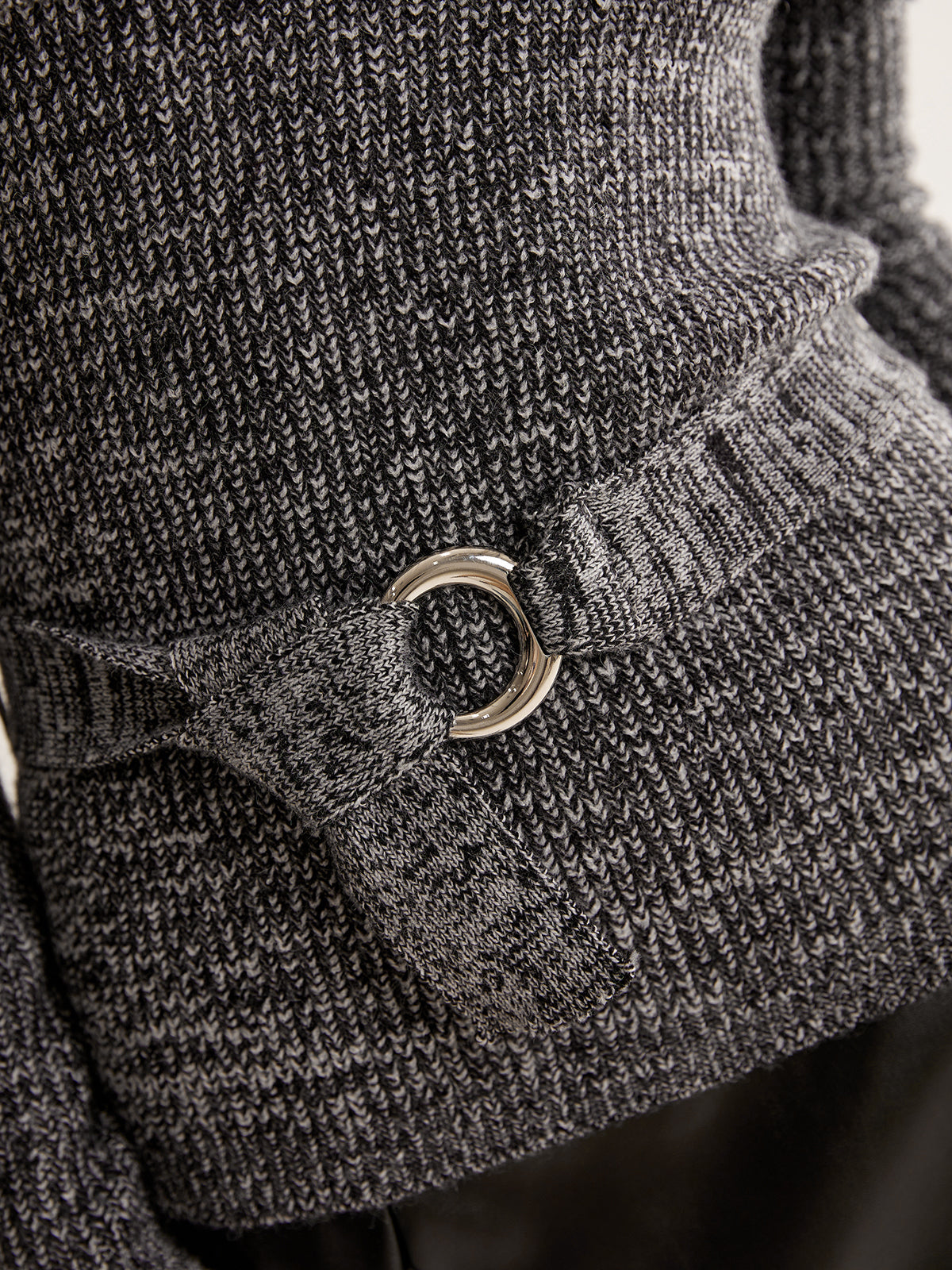 Pull à épaules dénudées et ceinture 