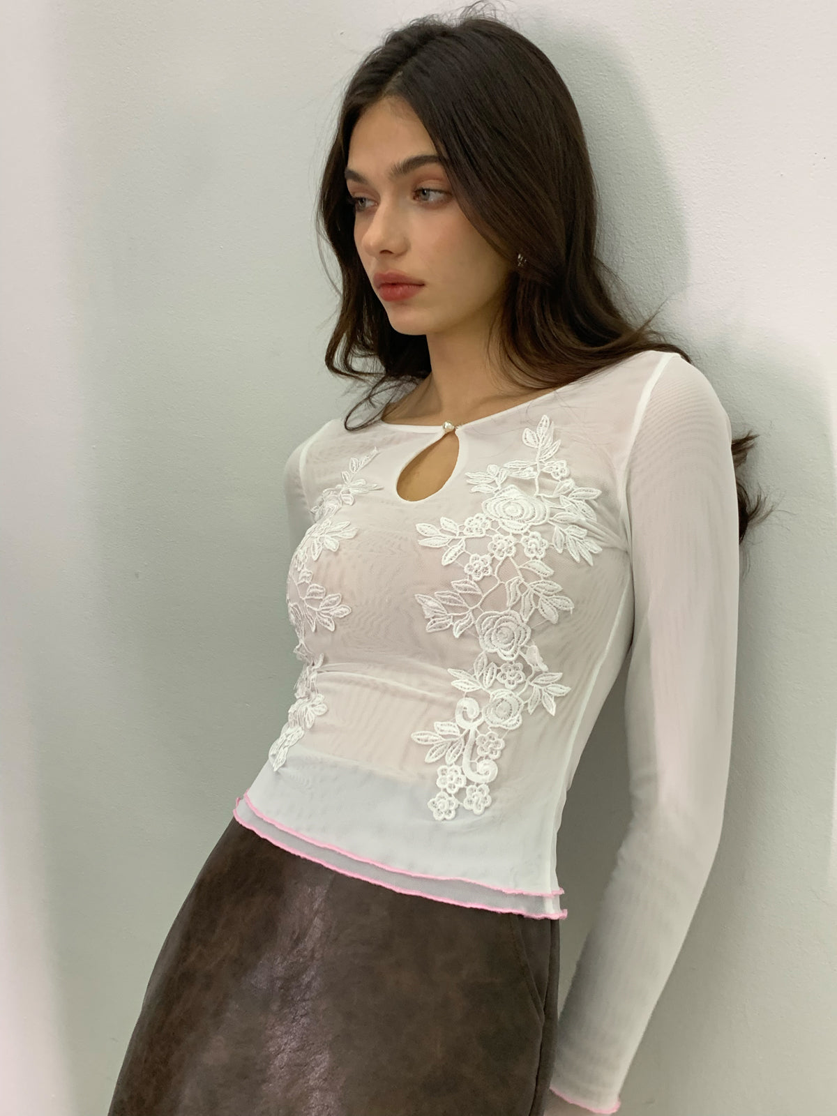 Halbtransparente T-Shirt aus geblümtem Mesh mit Schlüssellochausschnitt
