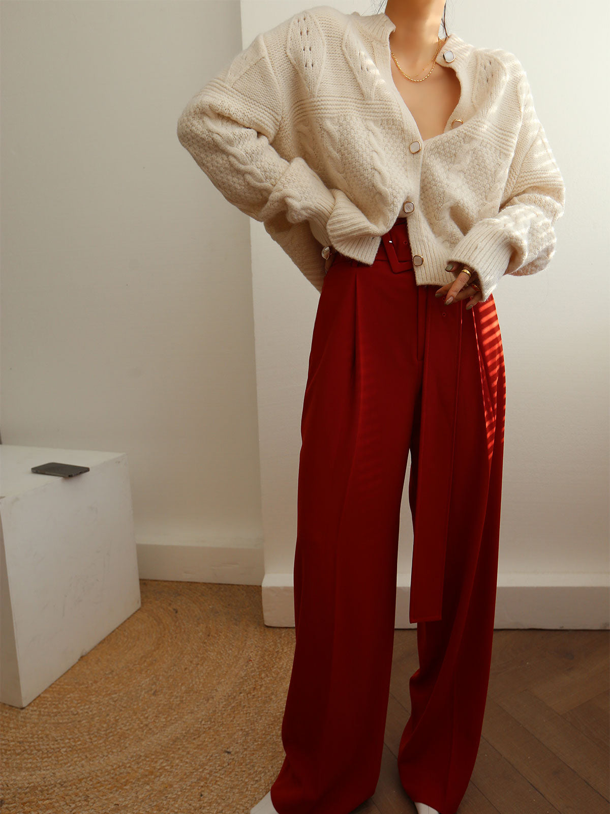 Plissierte, weit geschnittene Hose mit Gürtel 