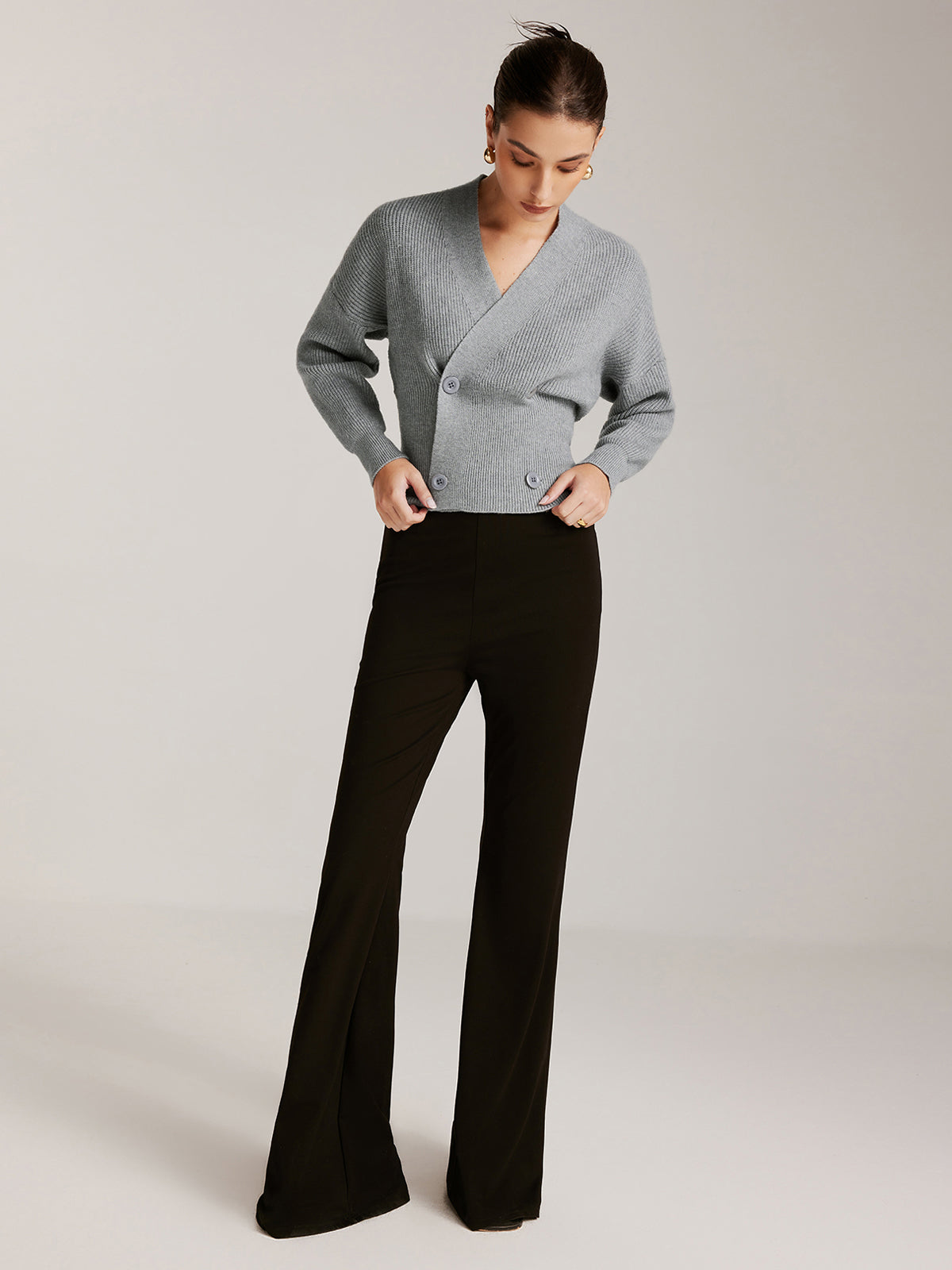 Pullover mit gekreuzten Knöpfen und Raffung 