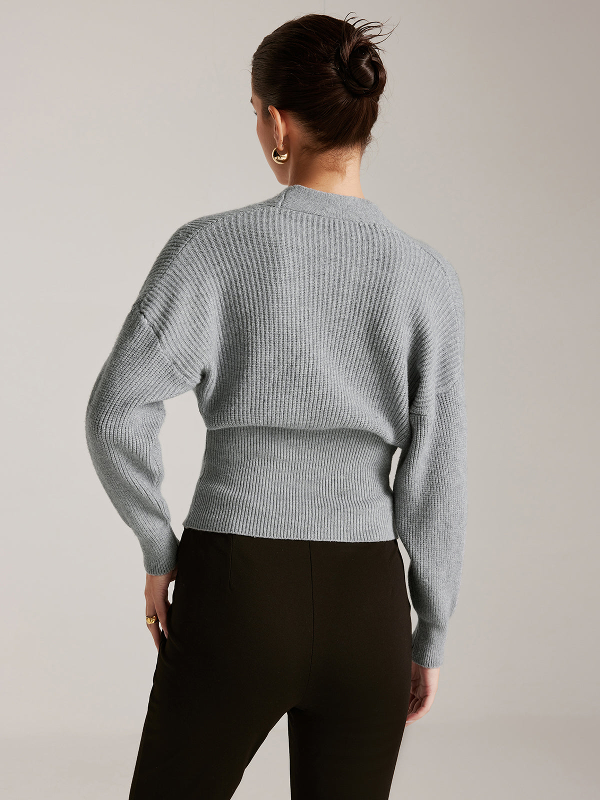 Pullover mit gekreuzten Knöpfen und Raffung 