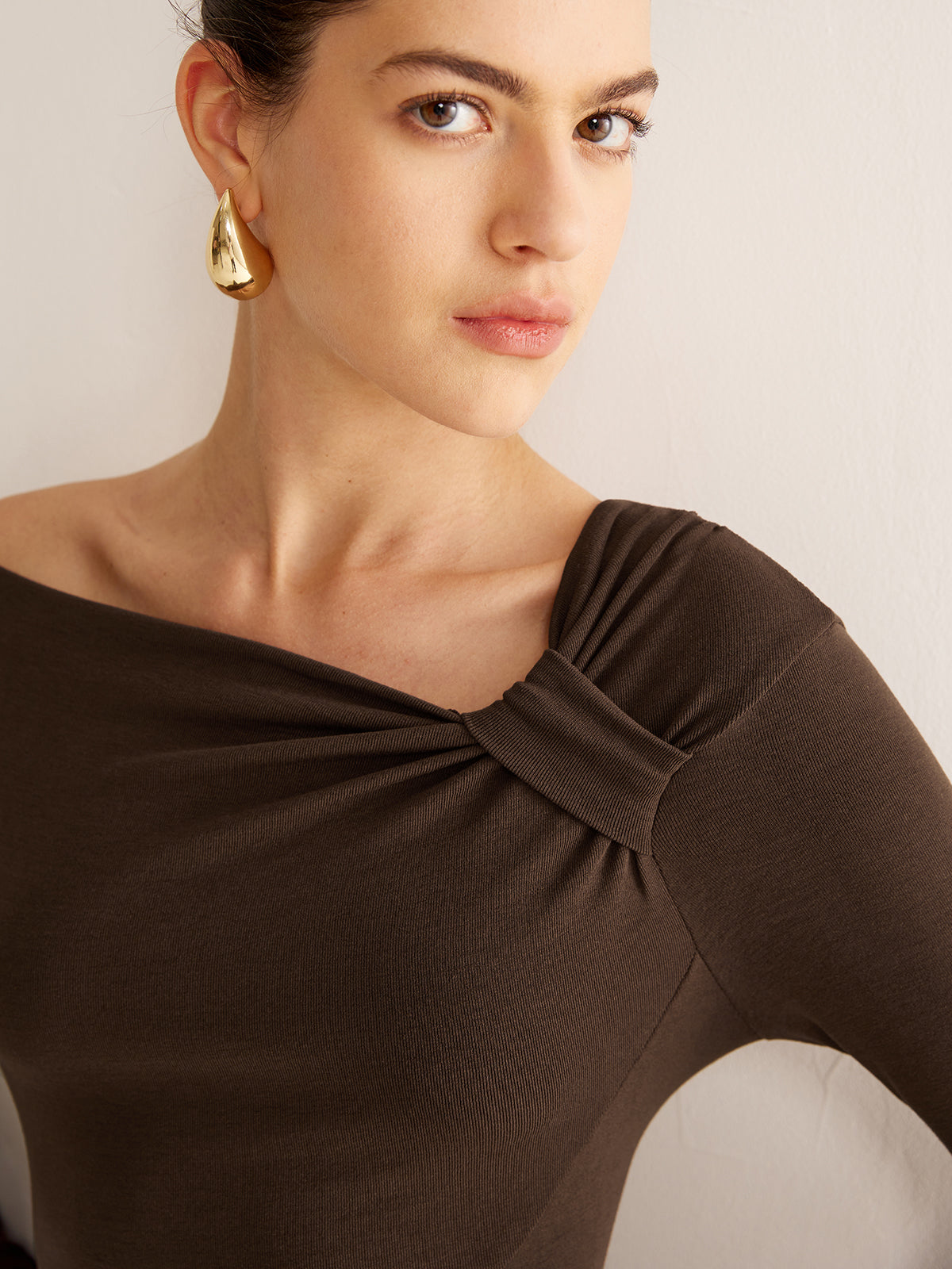 Haut en jersey à épaules dénudées et nœud 