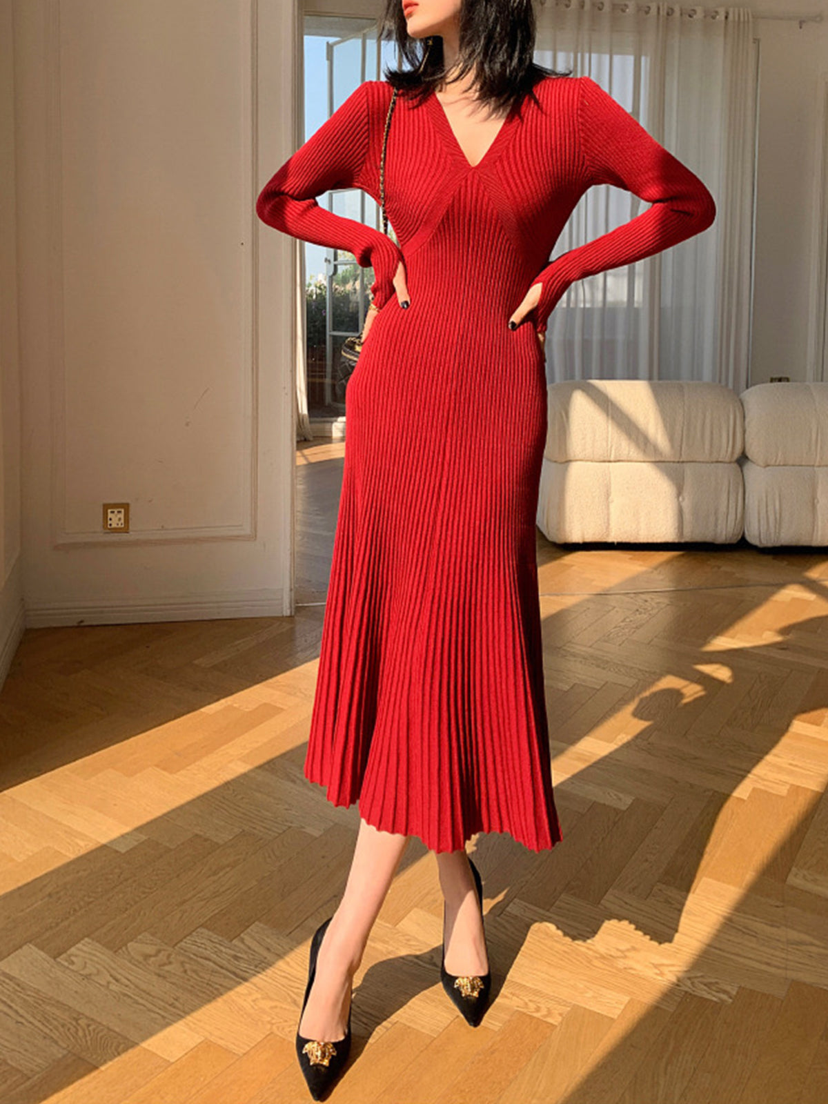 Elegantes Faltenkleid mit V-Ausschnitt 