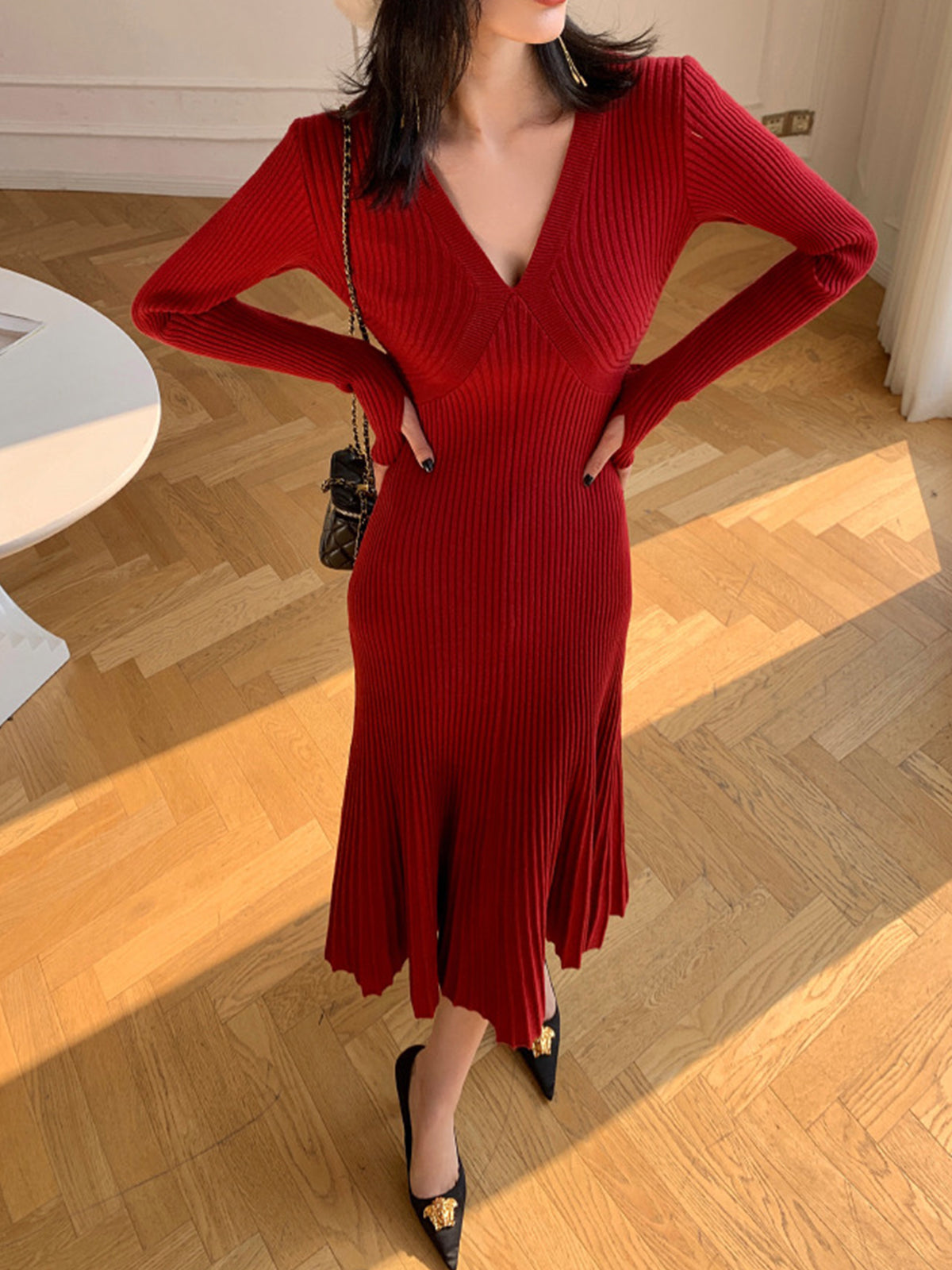 Elegantes Faltenkleid mit V-Ausschnitt 