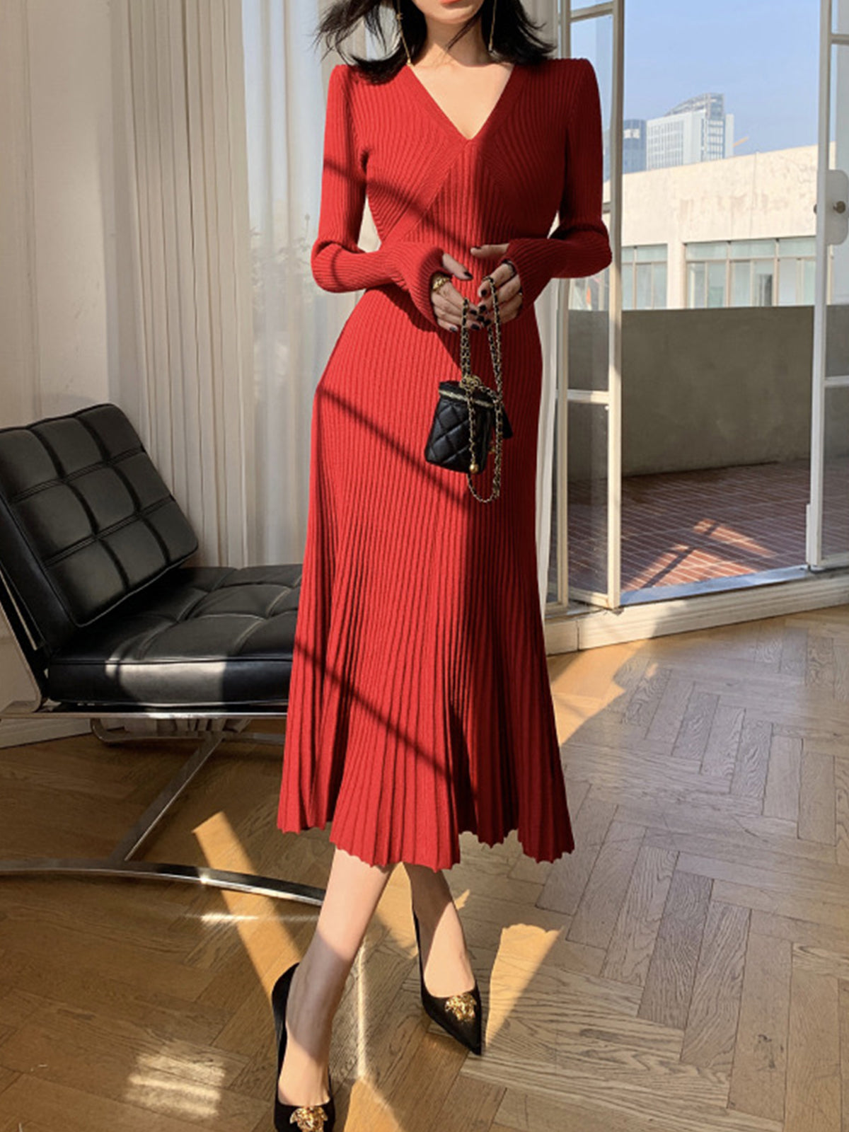 Elegantes Faltenkleid mit V-Ausschnitt 