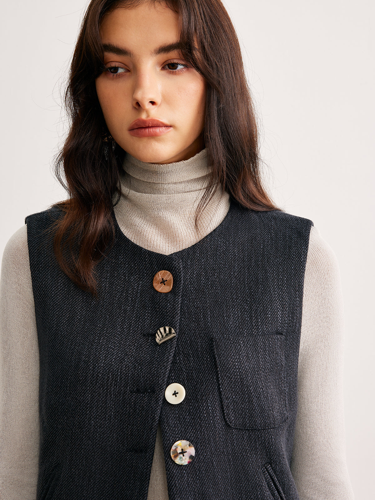 Kurze Weste mit geometrischem Knopfmuster 