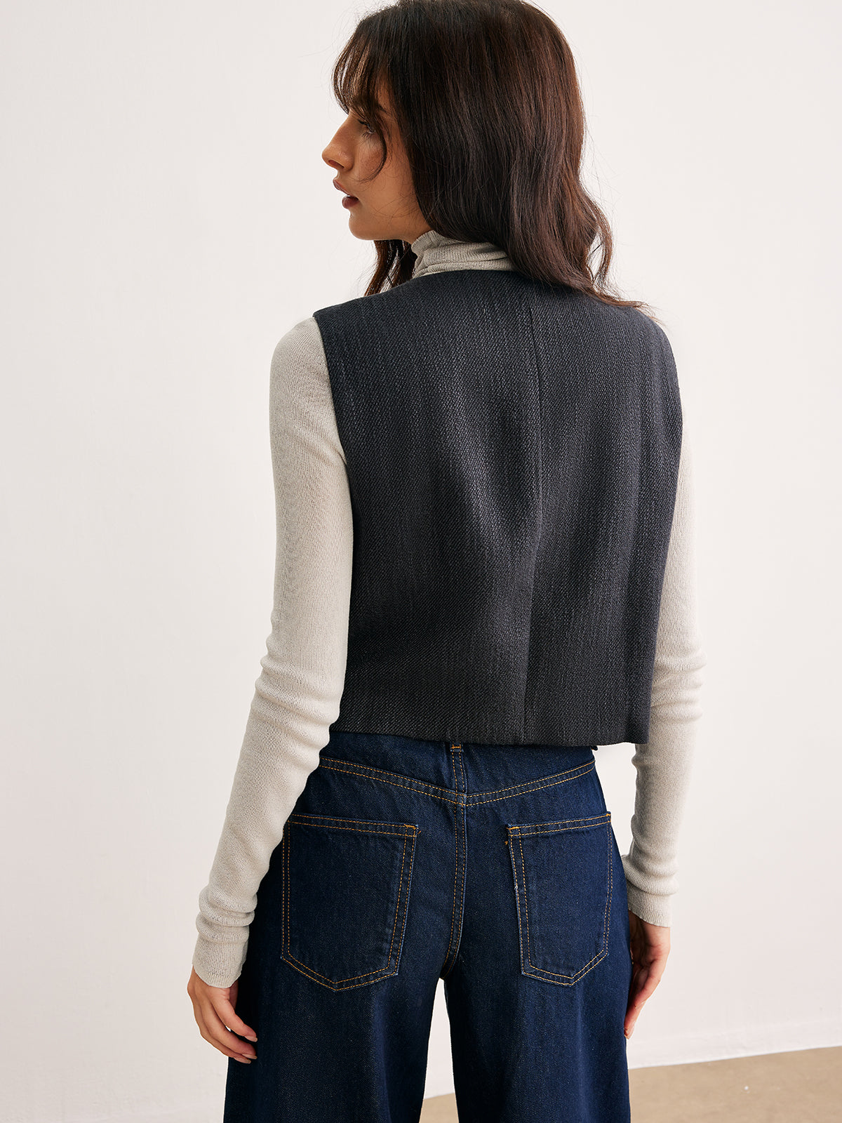 Kurze Weste mit geometrischem Knopfmuster 