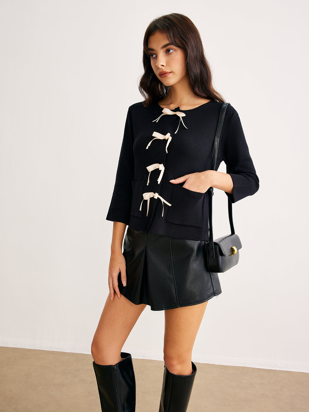 Strickoberteil mit Schleifenverzierung und Taschen 