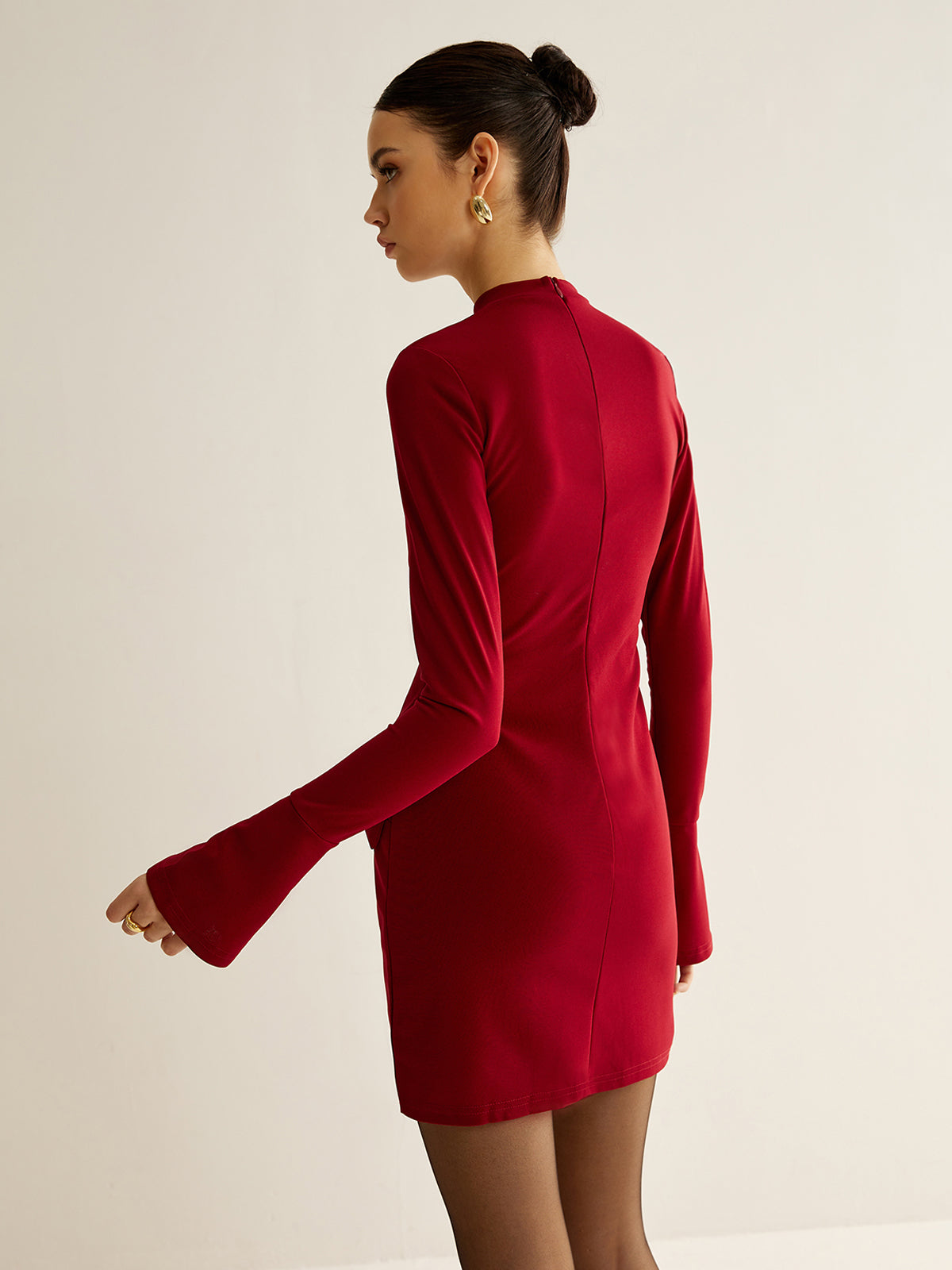 Kurzes Kleid mit schlichter Paspelierung 