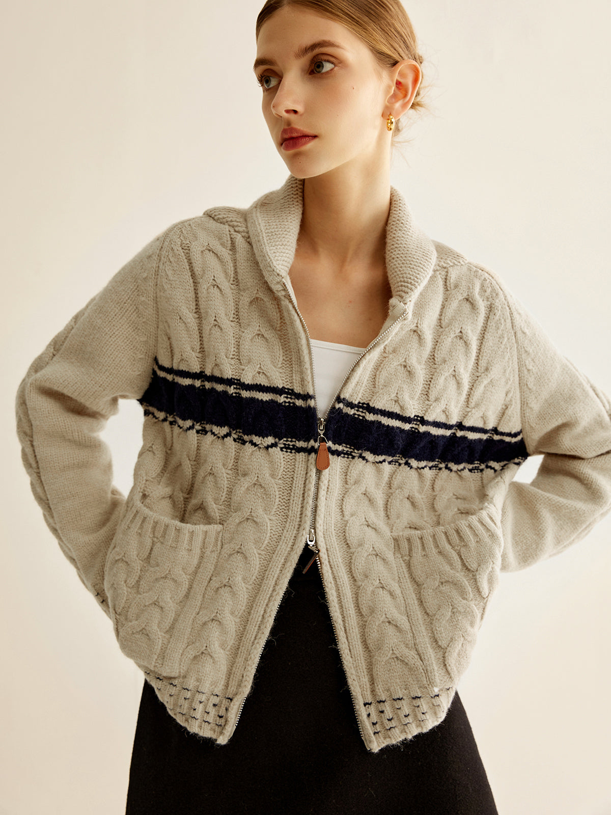 Strickoberbekleidung mit Farbblock-Design und Drehverschluss 