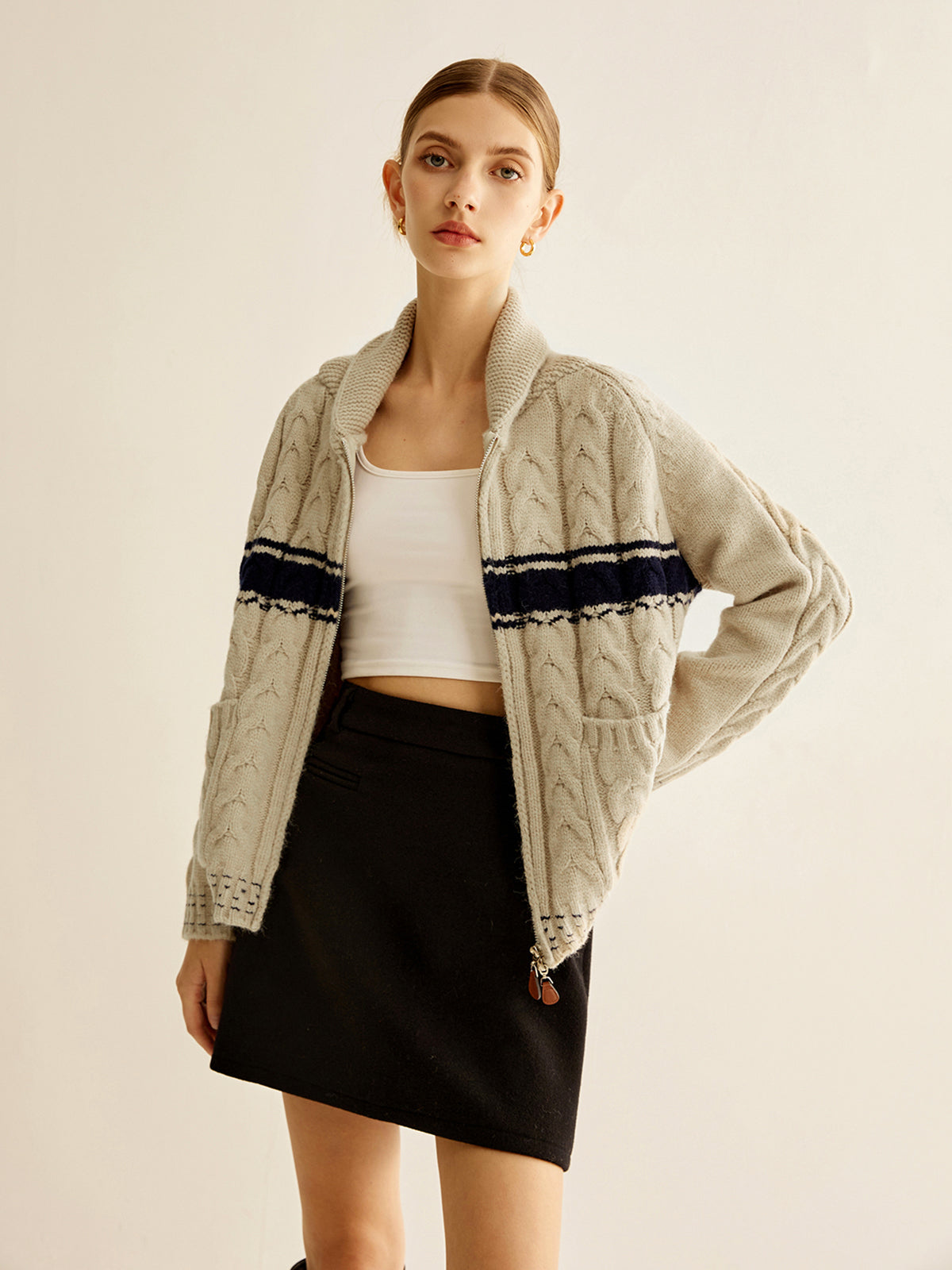 Strickoberbekleidung mit Farbblock-Design und Drehverschluss 