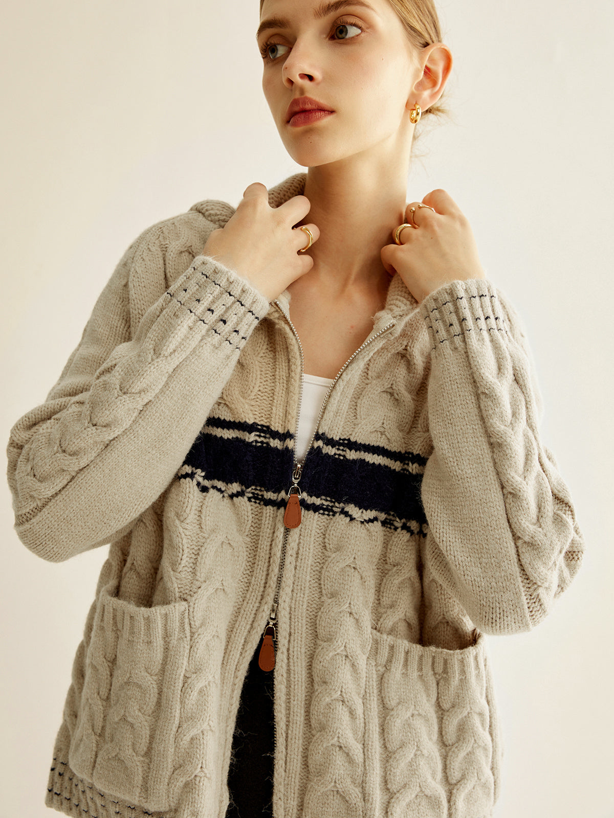 Strickoberbekleidung mit Farbblock-Design und Drehverschluss 