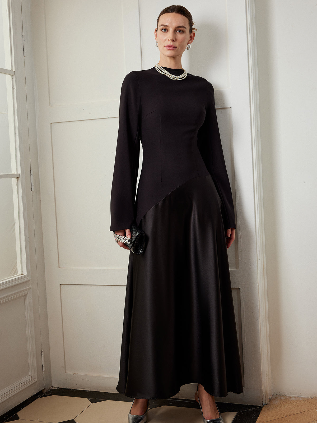 Robe unie à col montant et empiècements ajustés 