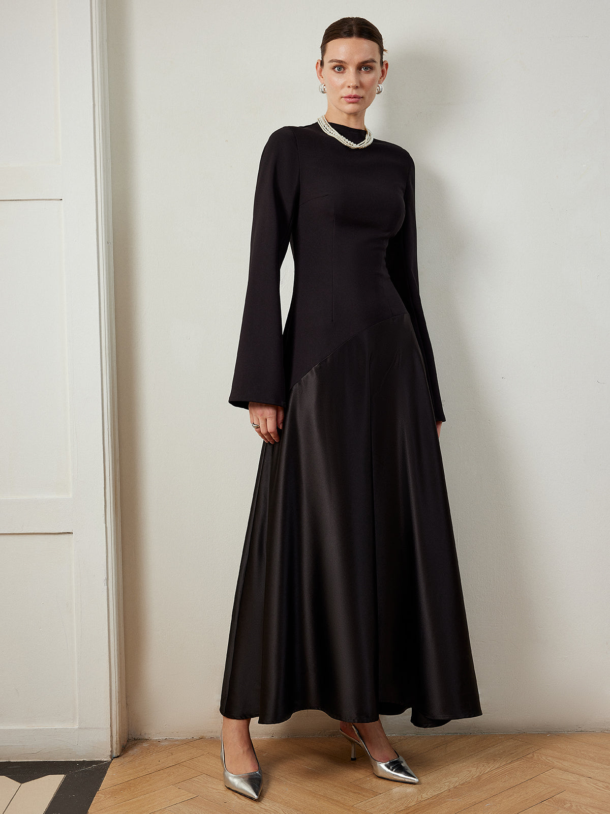 Robe unie à col montant et empiècements ajustés 