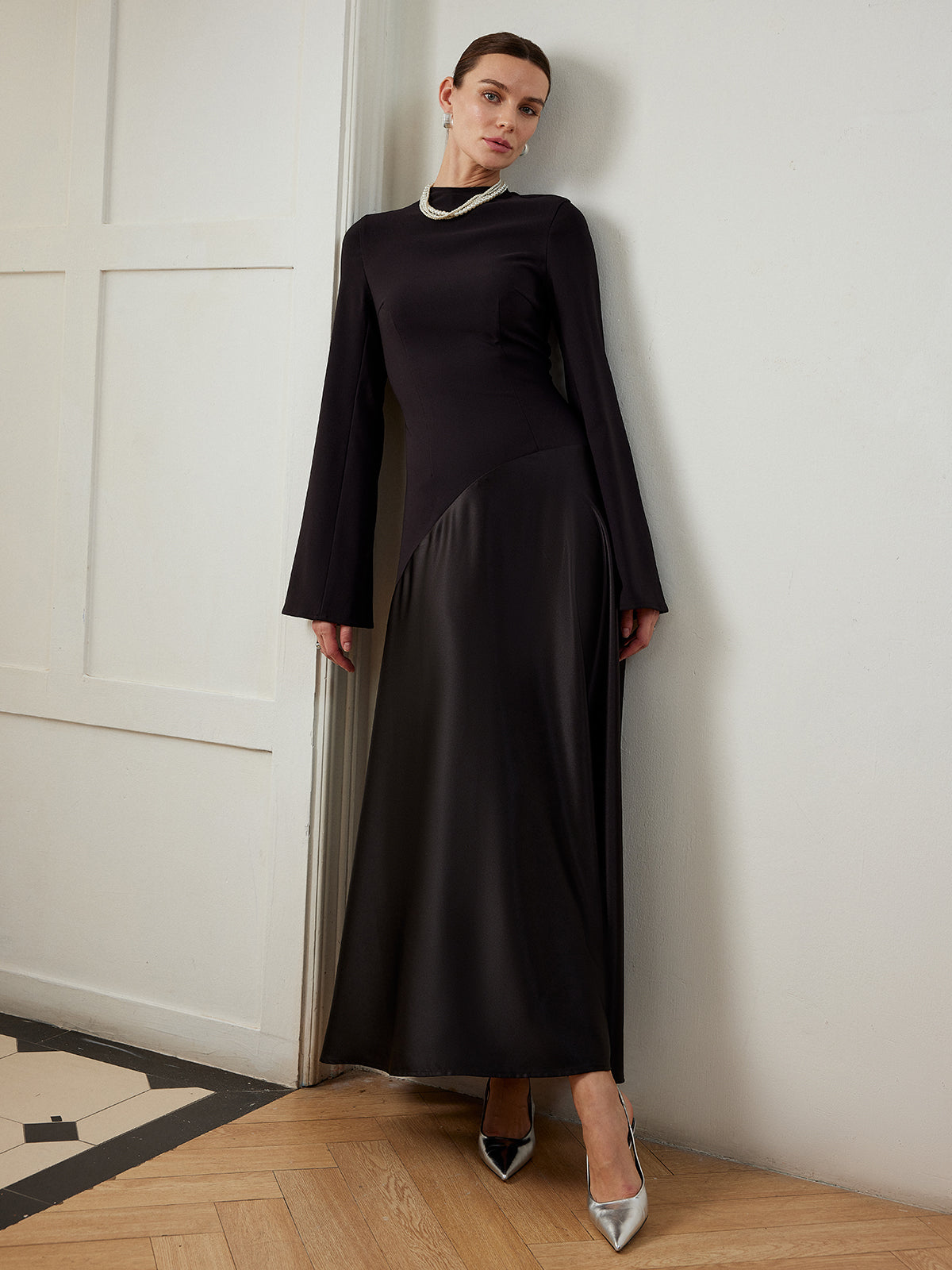 Robe unie à col montant et empiècements ajustés 