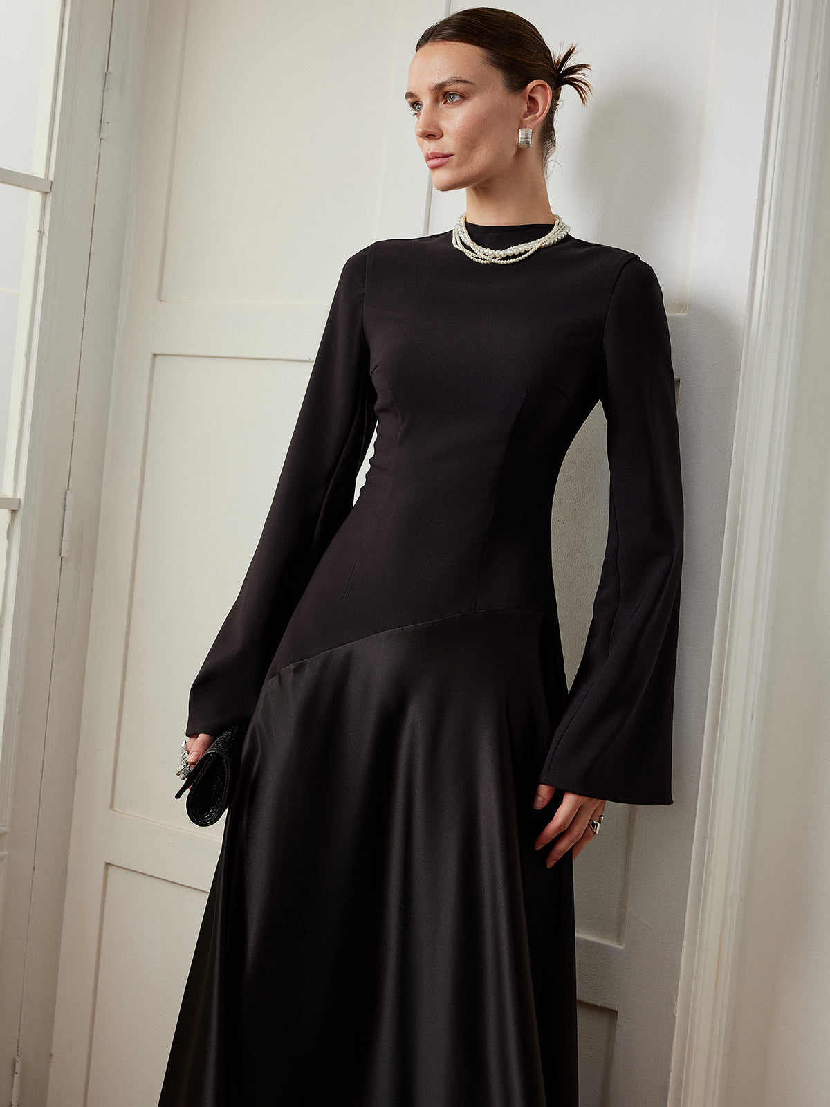 Robe unie à col montant et empiècements ajustés 