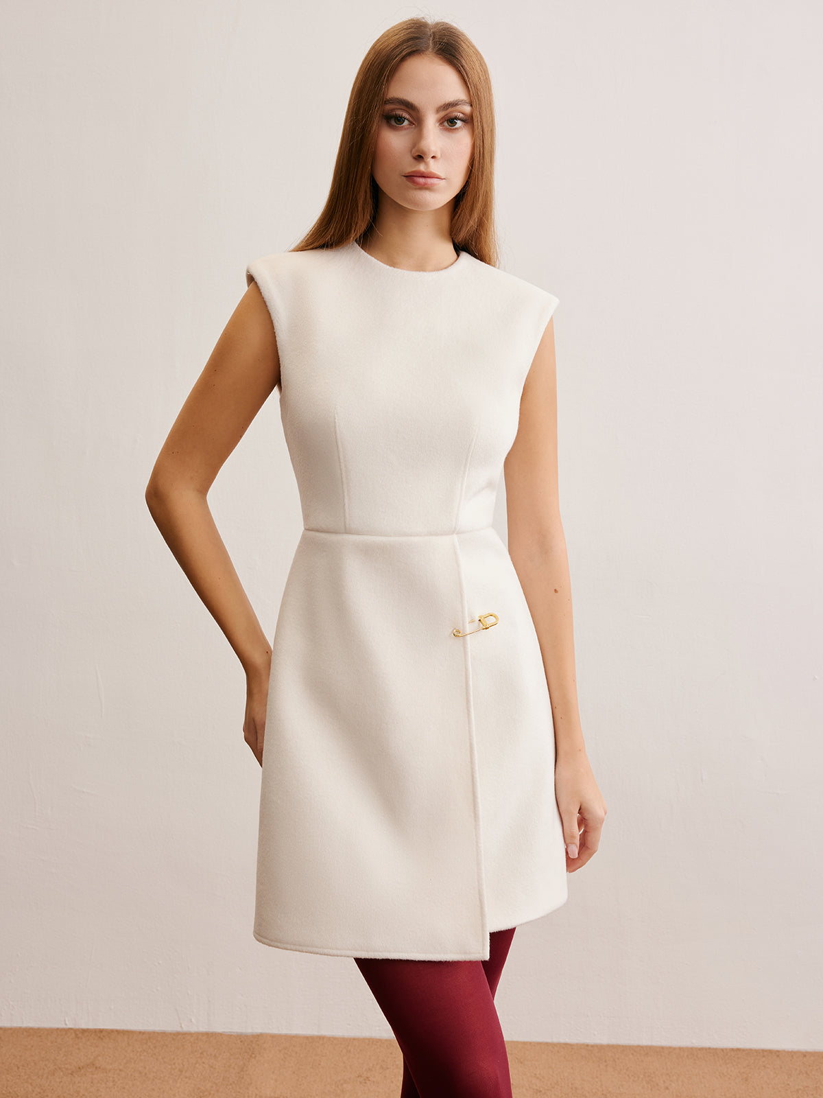 Robe chaude sans manches à détails d'épingles 