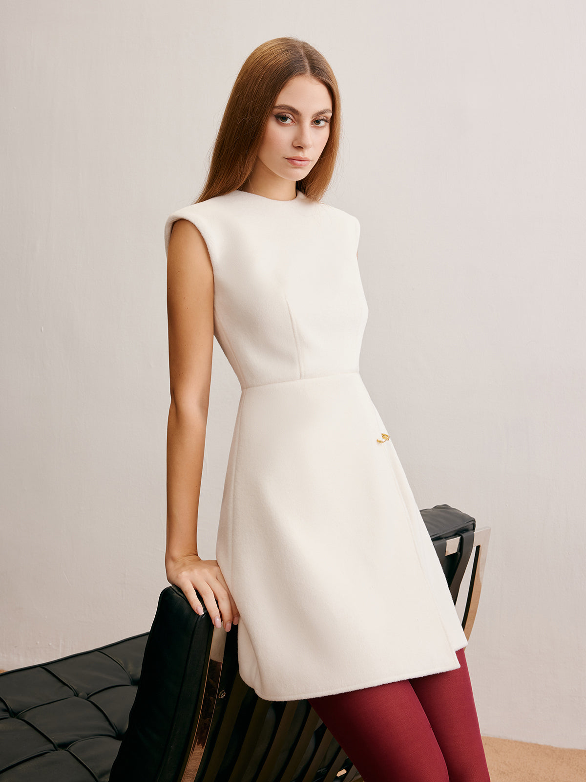 Robe chaude sans manches à détails d'épingles 