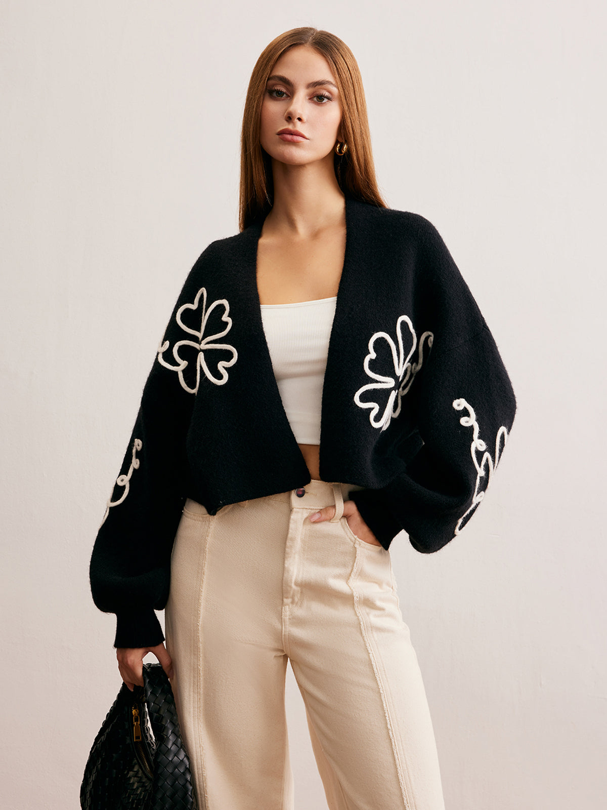 Kurze Strickjacke mit Blumenmuster 