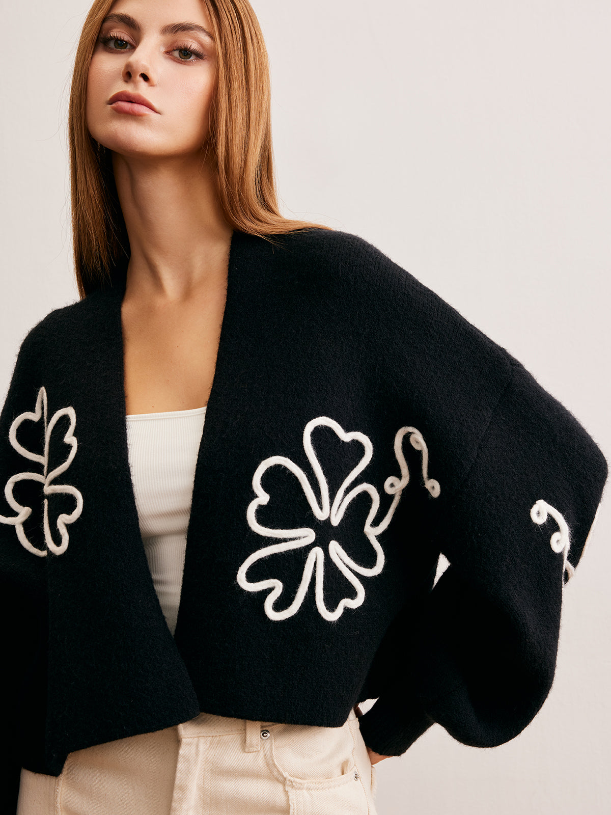 Kurze Strickjacke mit Blumenmuster 