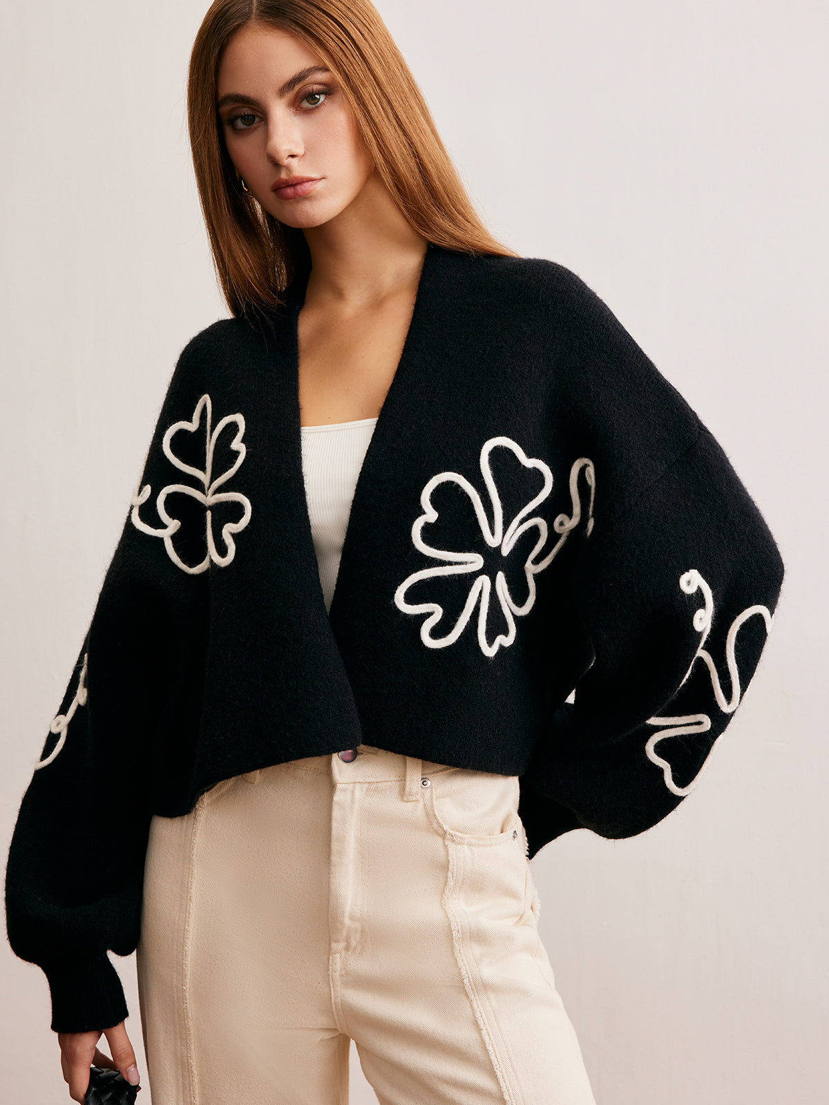 Kurze Strickjacke mit Blumenmuster 