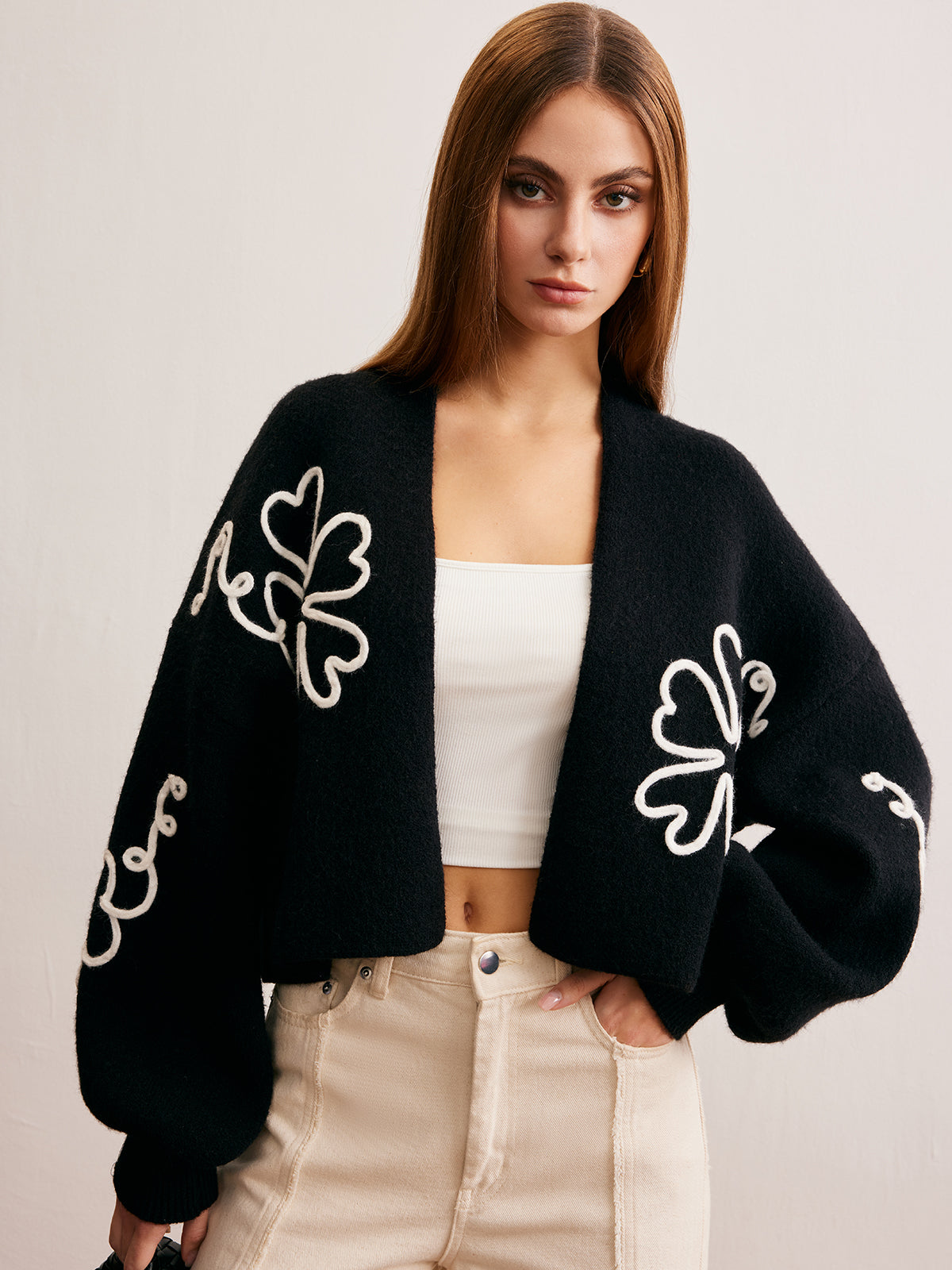 Kurze Strickjacke mit Blumenmuster 