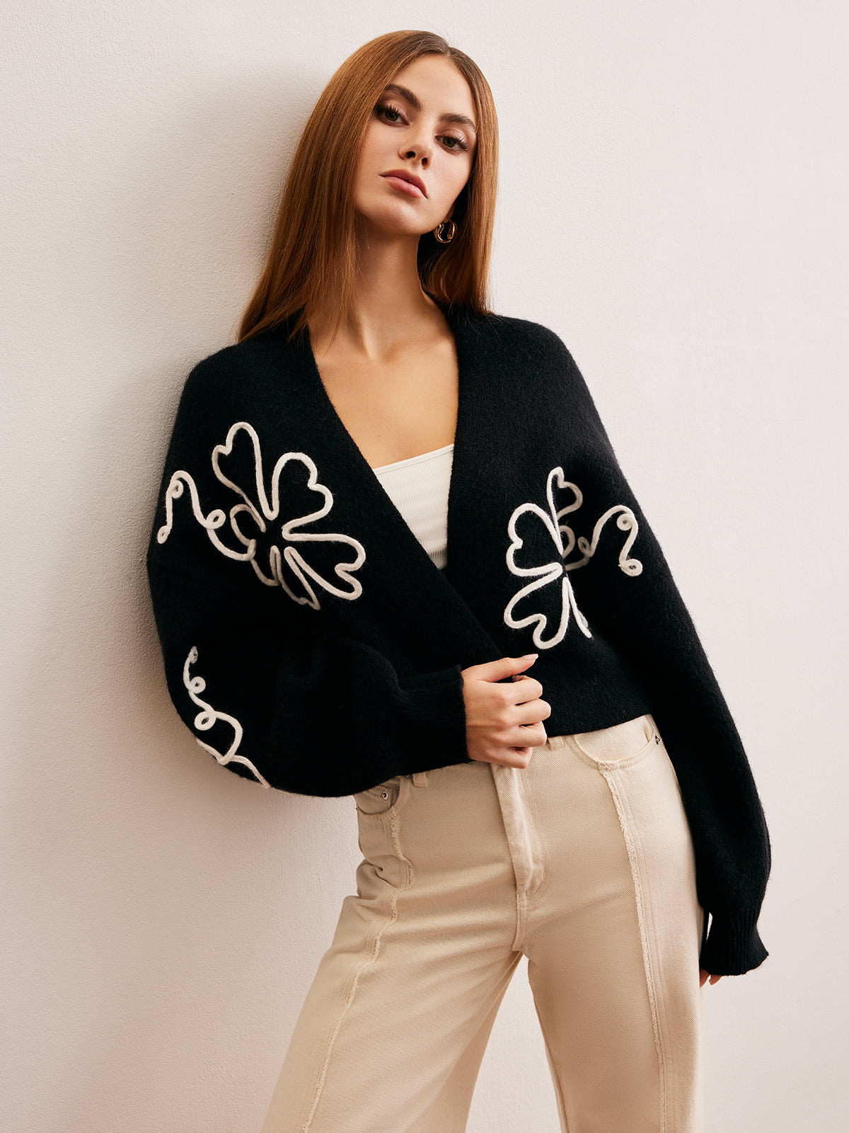 Kurze Strickjacke mit Blumenmuster 