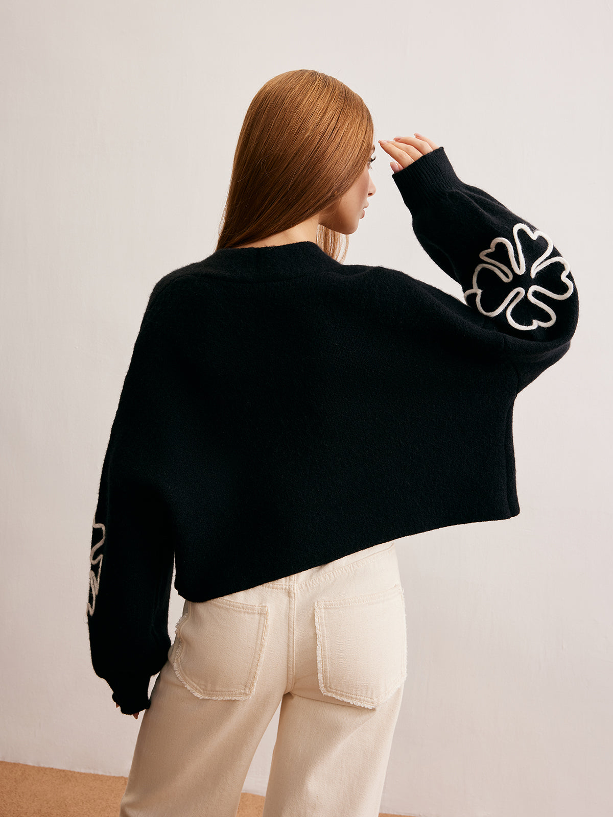 Kurze Strickjacke mit Blumenmuster 