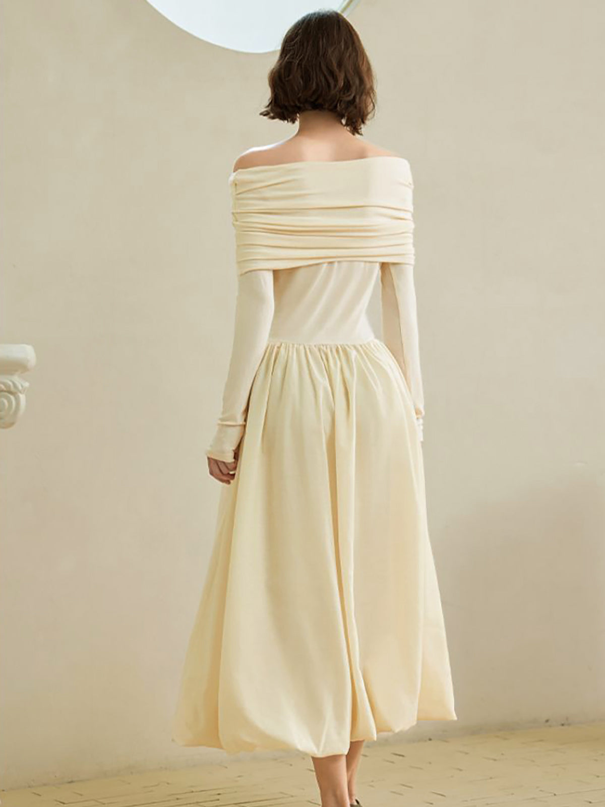 Schulterfreies, tailliertes, plissiertes Strickkleid 