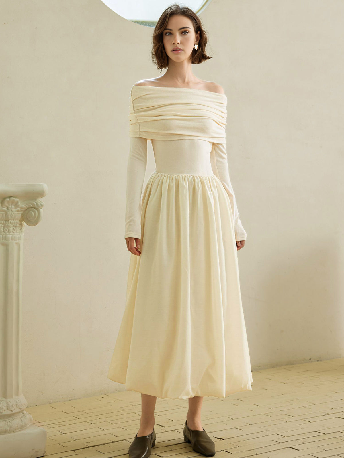 Schulterfreies, tailliertes, plissiertes Strickkleid 