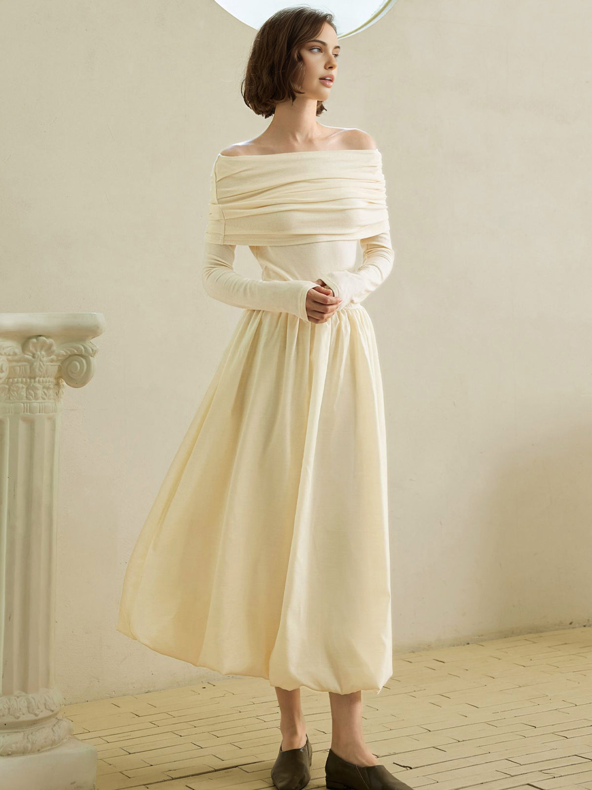 Schulterfreies, tailliertes, plissiertes Strickkleid 