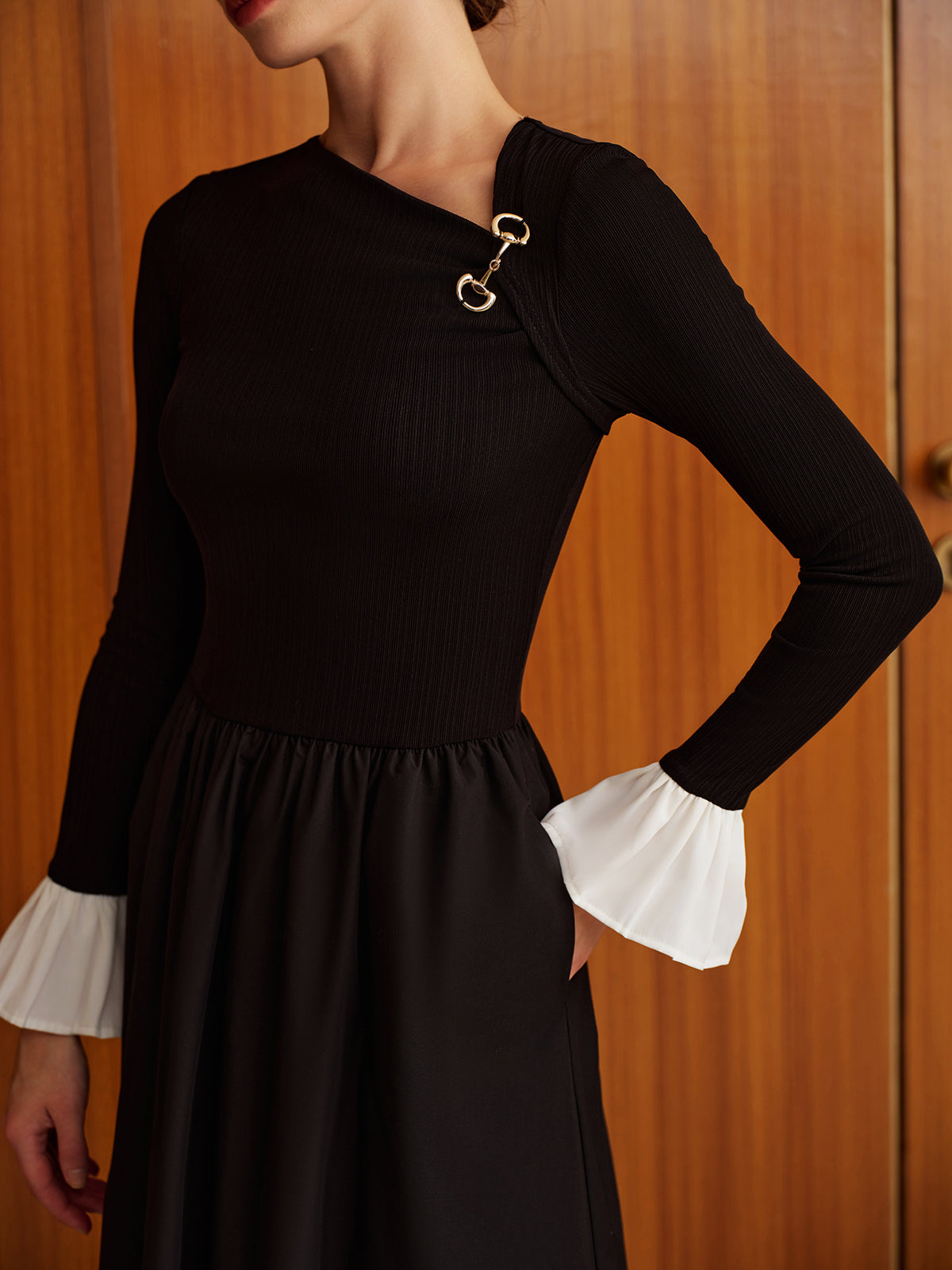 Robe sans ceinture à poches et poignets volantés 